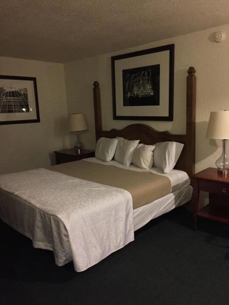 Bed in Ranch House Inn & Suites