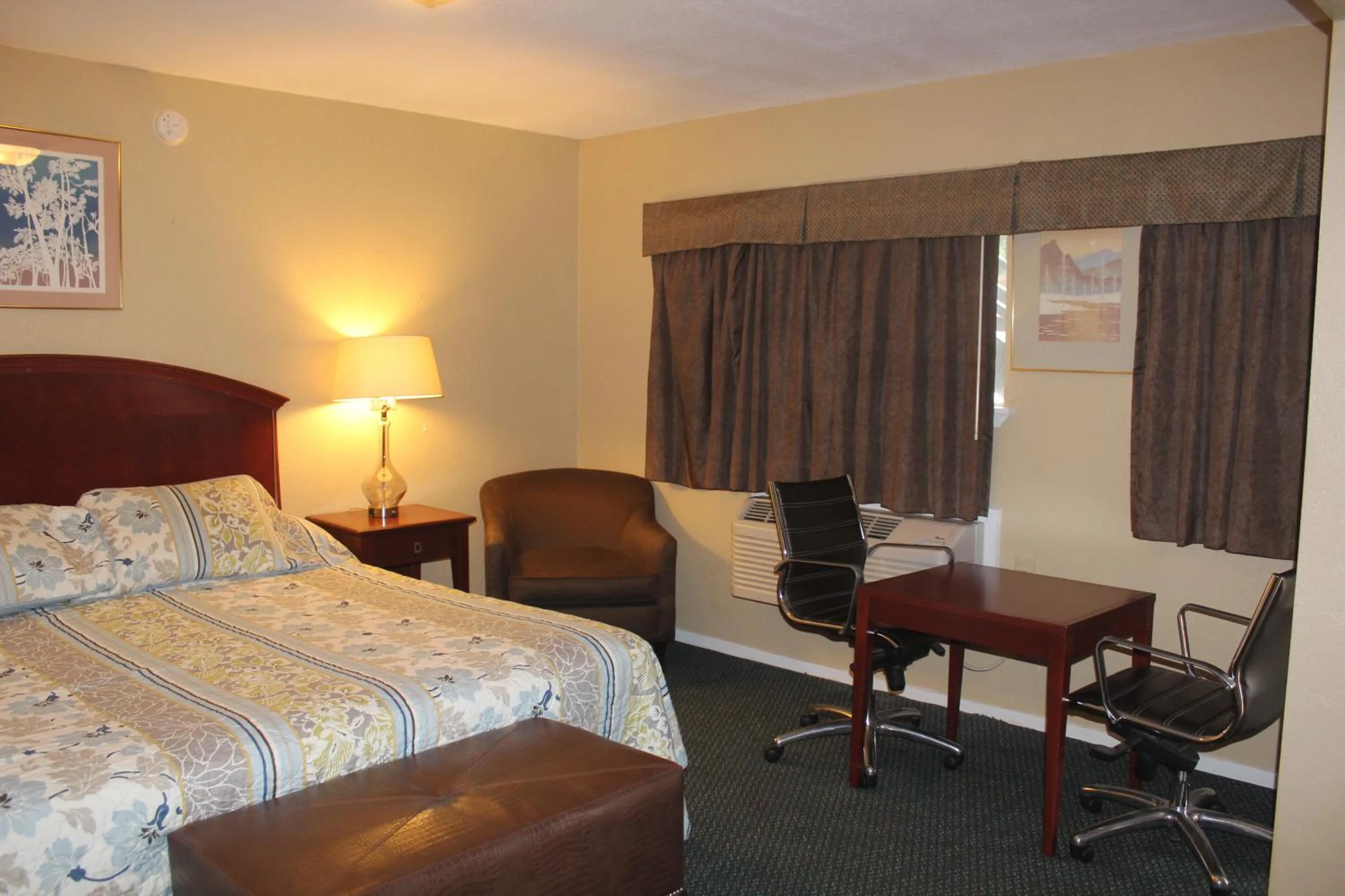 Bed in Ranch House Inn & Suites