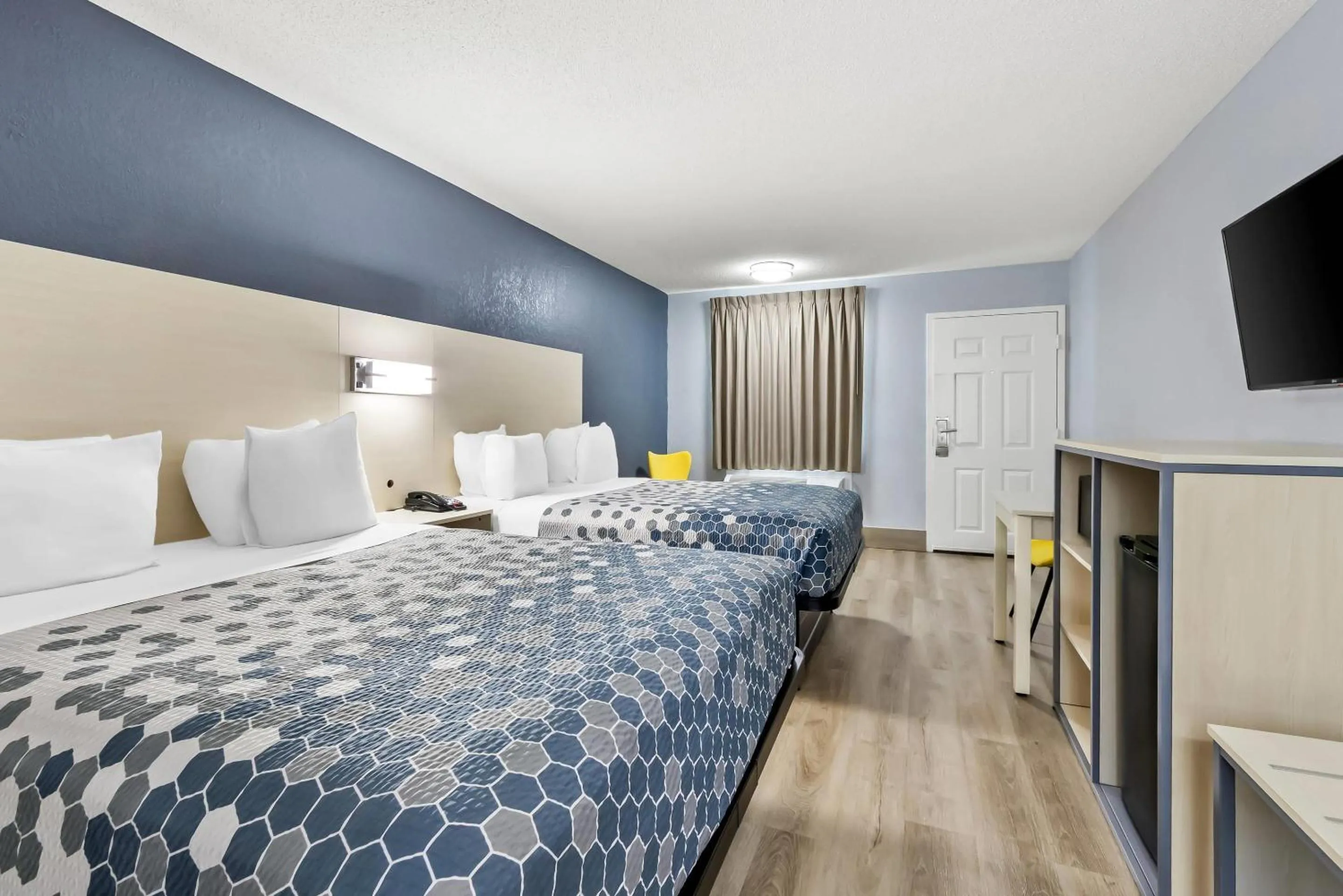 Bedroom, Bed in Econo Lodge Inn & Suites Cayce I-26 Airport