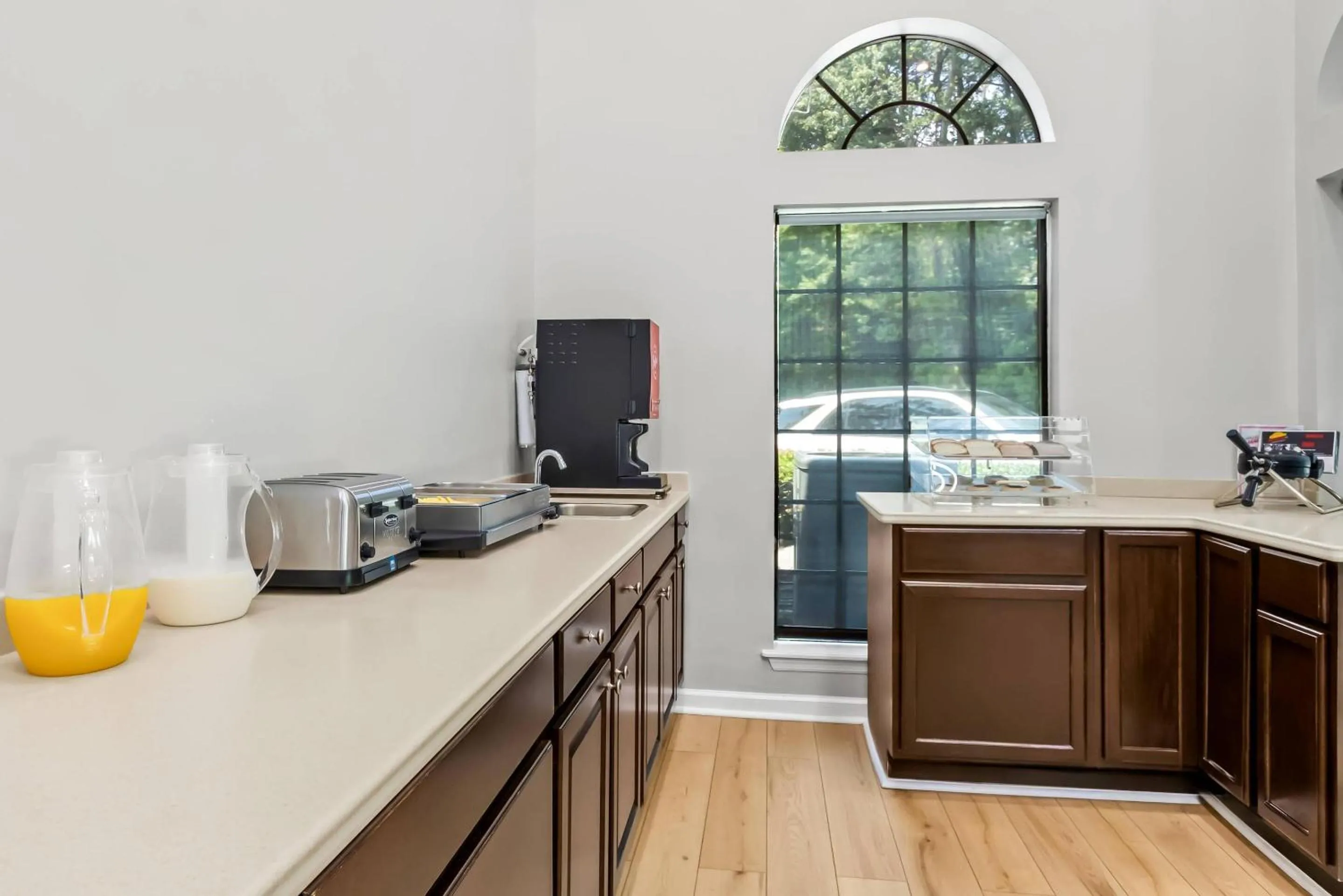 Breakfast in Econo Lodge Inn & Suites Cayce I-26 Airport