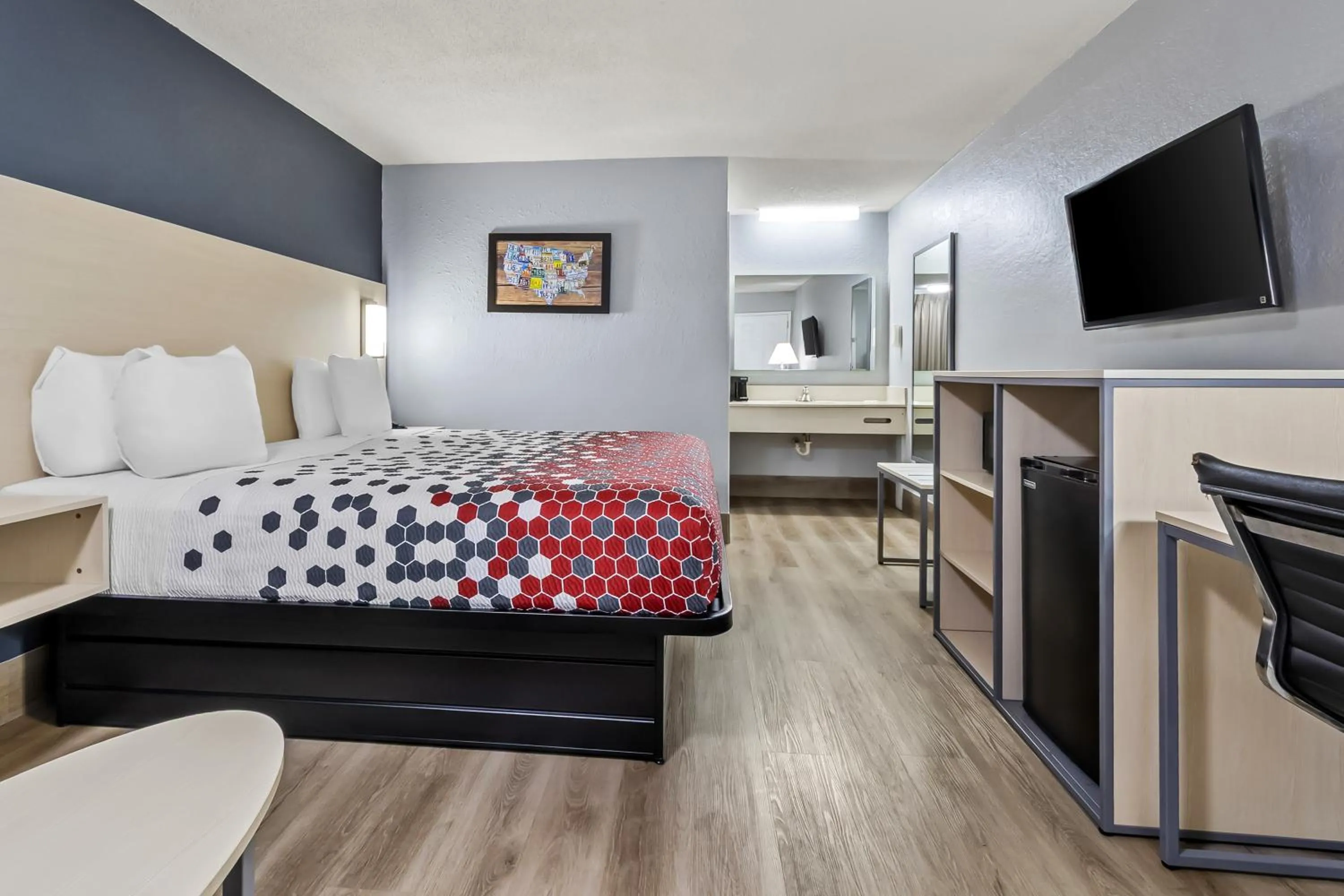 Bed in Econo Lodge Inn & Suites Cayce I-26 Airport