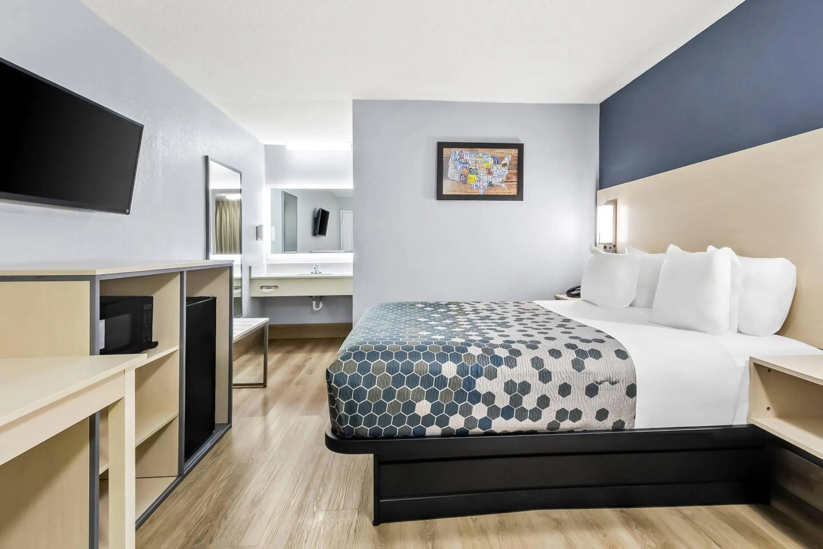 Bedroom, Bed in Econo Lodge Inn & Suites Cayce I-26 Airport