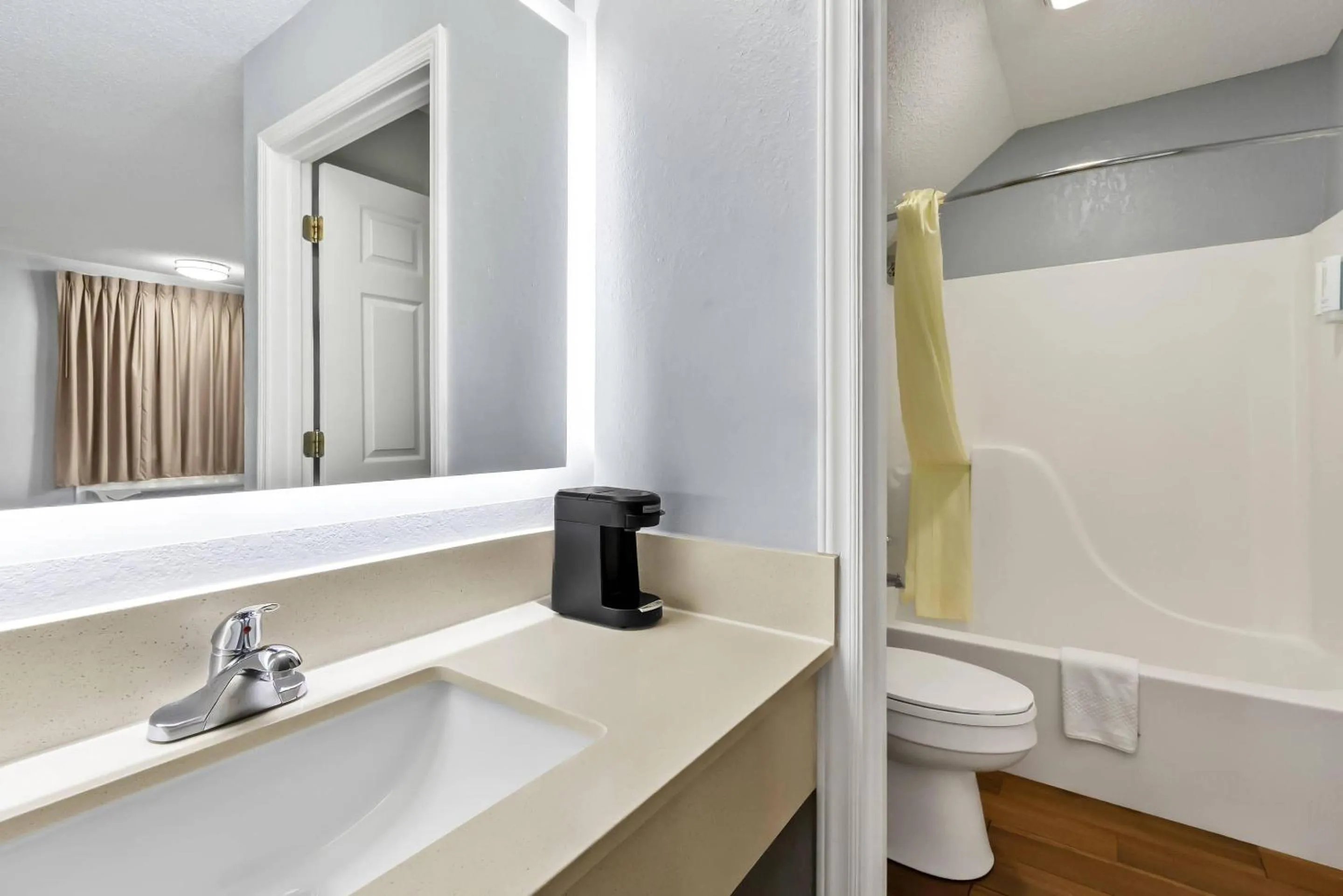 Bedroom in Econo Lodge Inn & Suites Cayce I-26 Airport