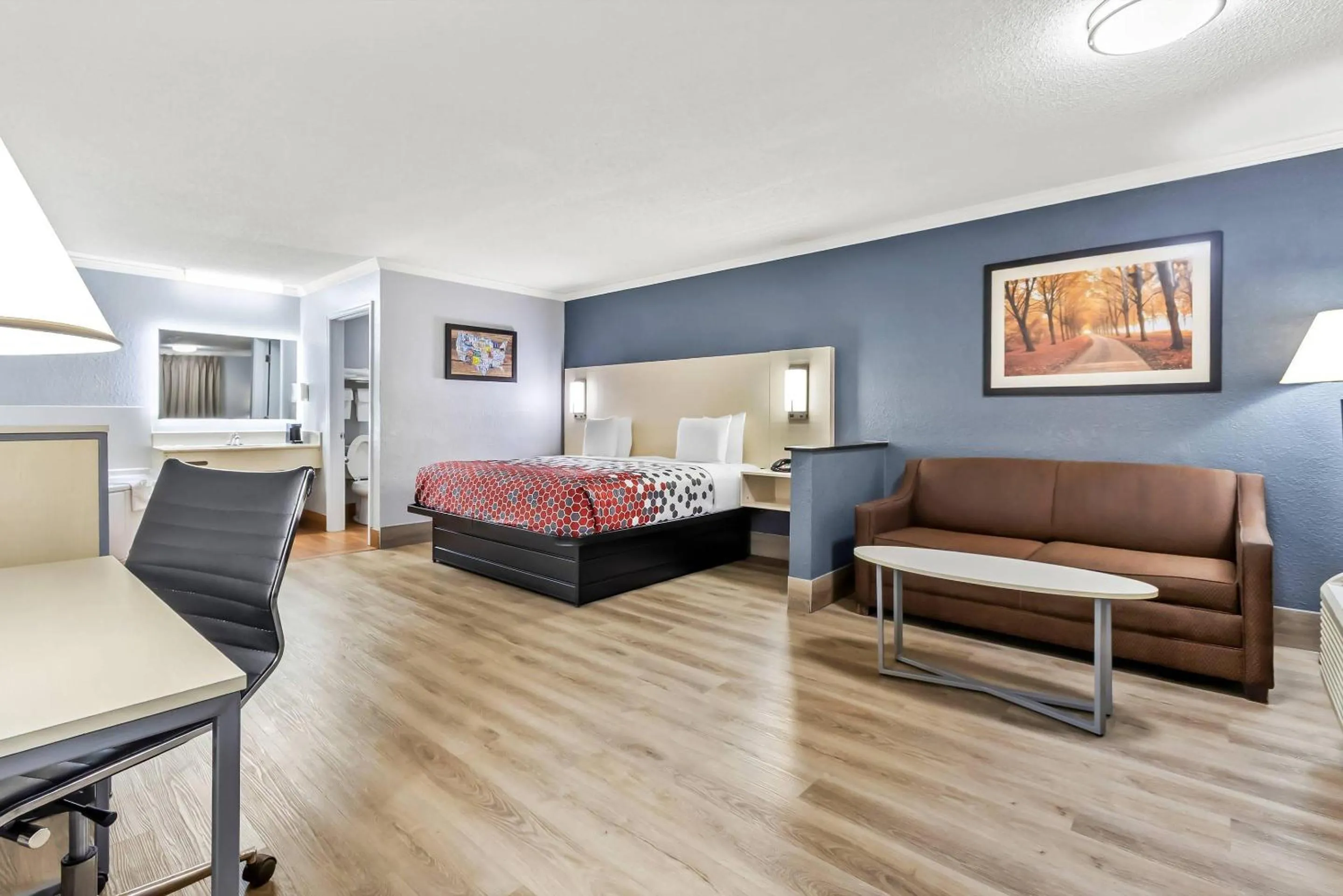 Bedroom, Bed in Econo Lodge Inn & Suites Cayce I-26 Airport