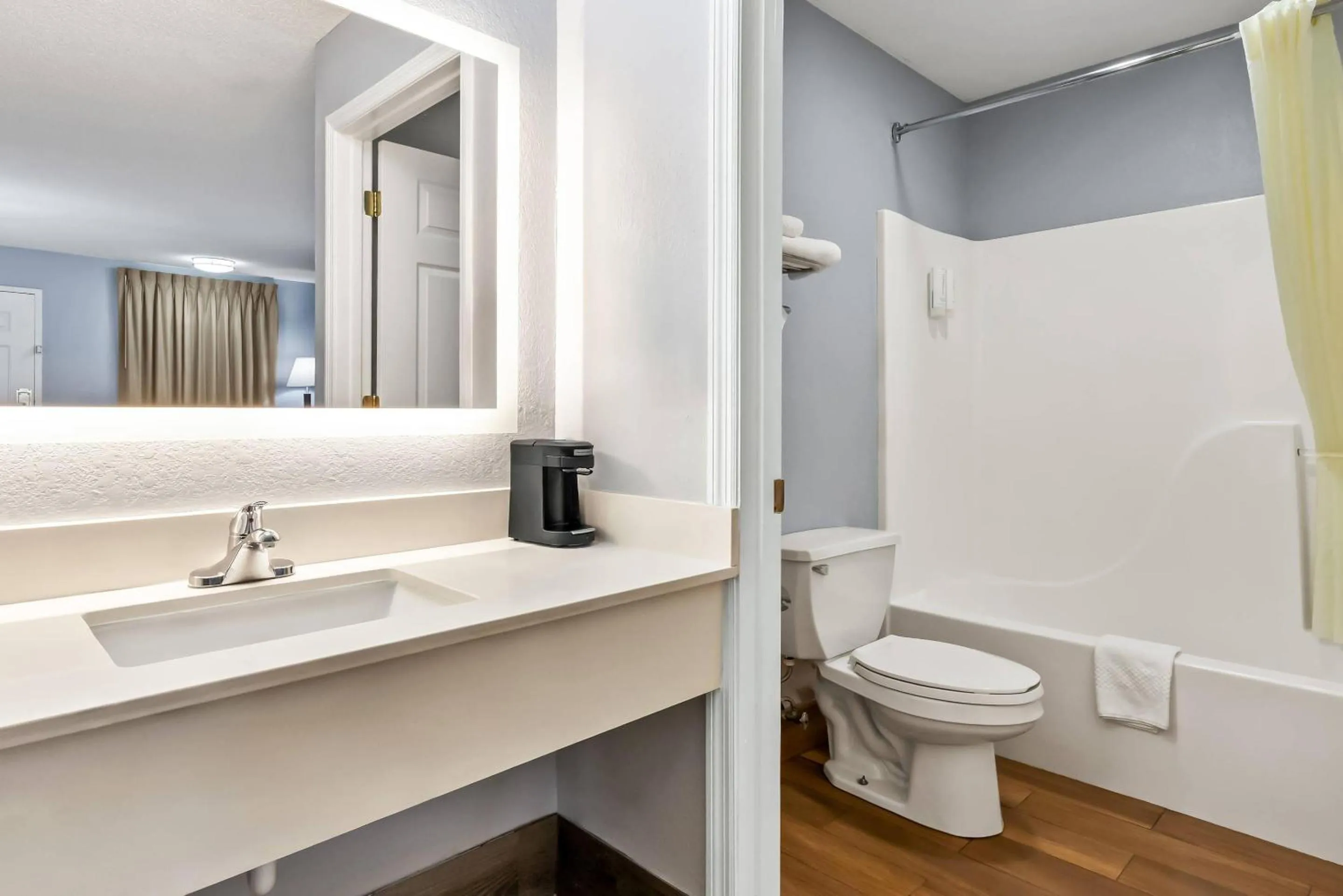 Bedroom in Econo Lodge Inn & Suites Cayce I-26 Airport