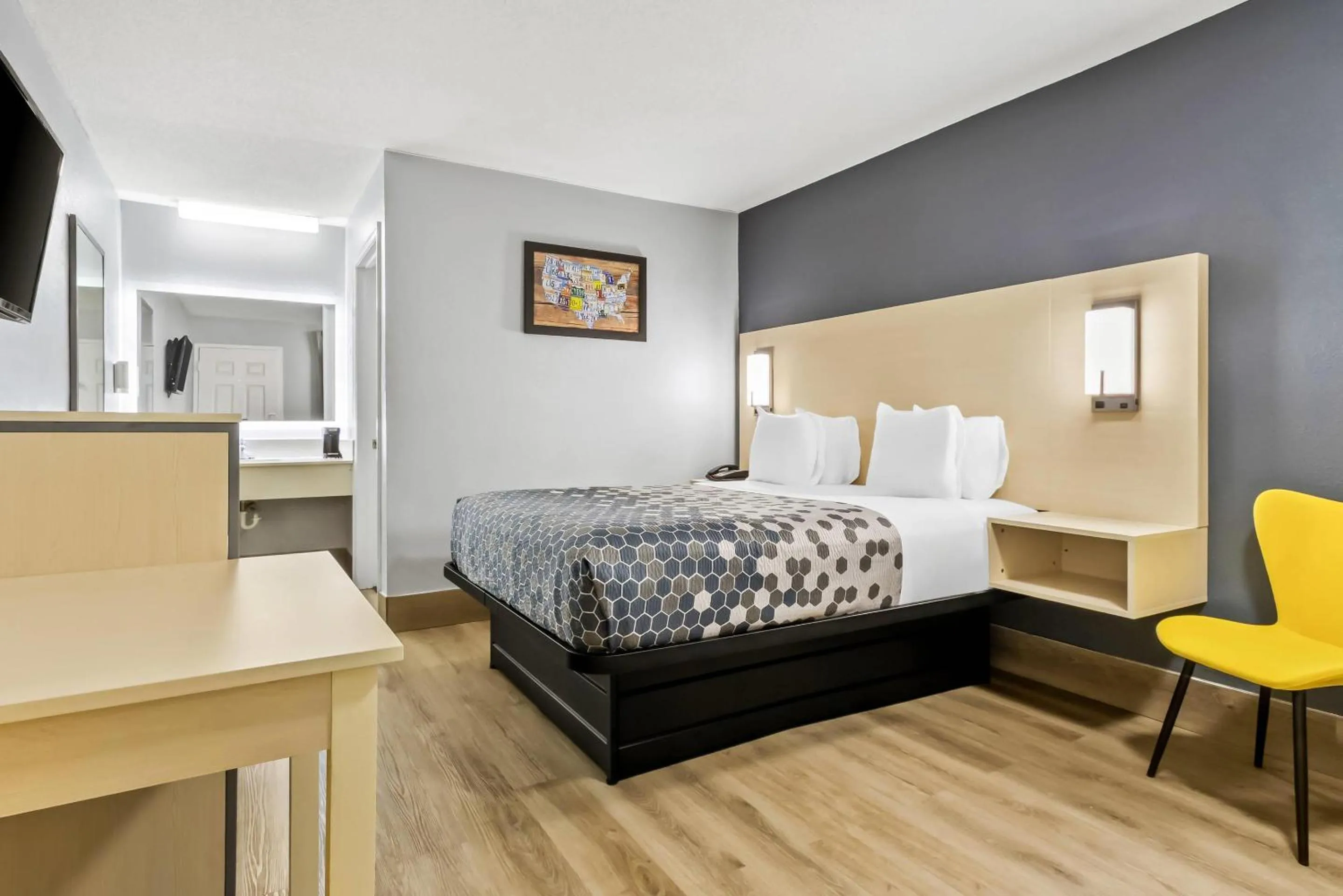Bedroom, Bed in Econo Lodge Inn & Suites Cayce I-26 Airport