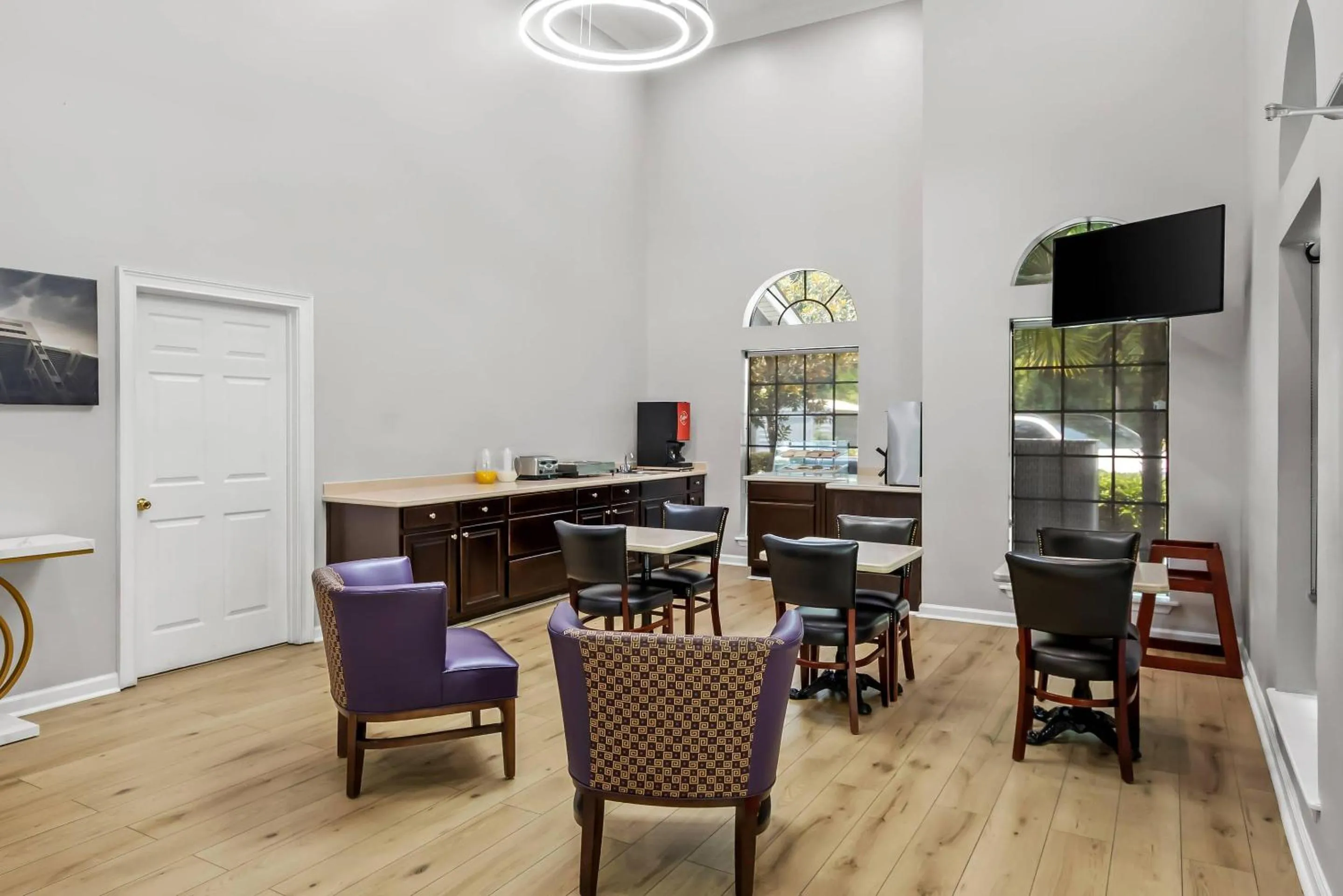 Breakfast in Econo Lodge Inn & Suites Cayce I-26 Airport