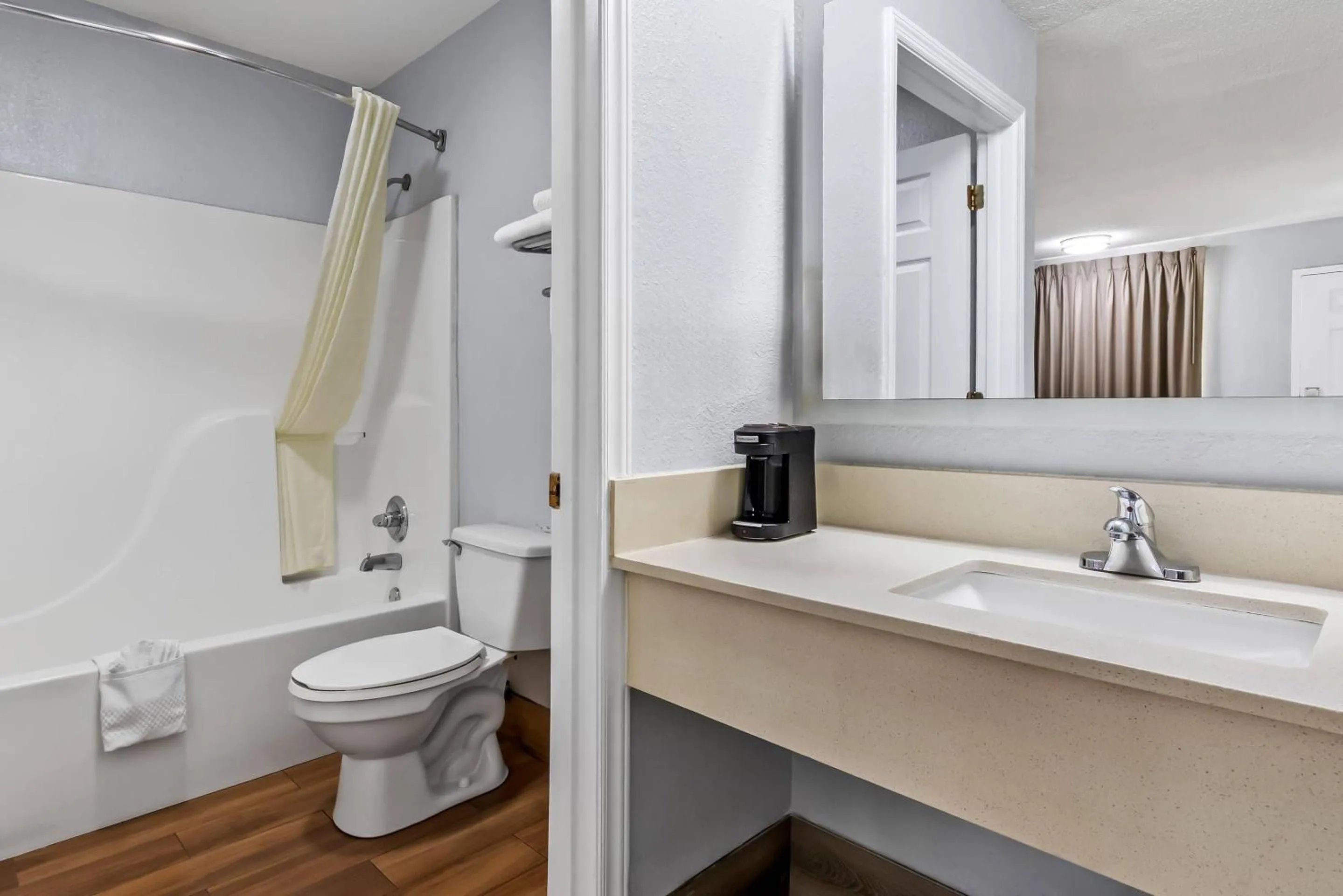 Bedroom in Econo Lodge Inn & Suites Cayce I-26 Airport