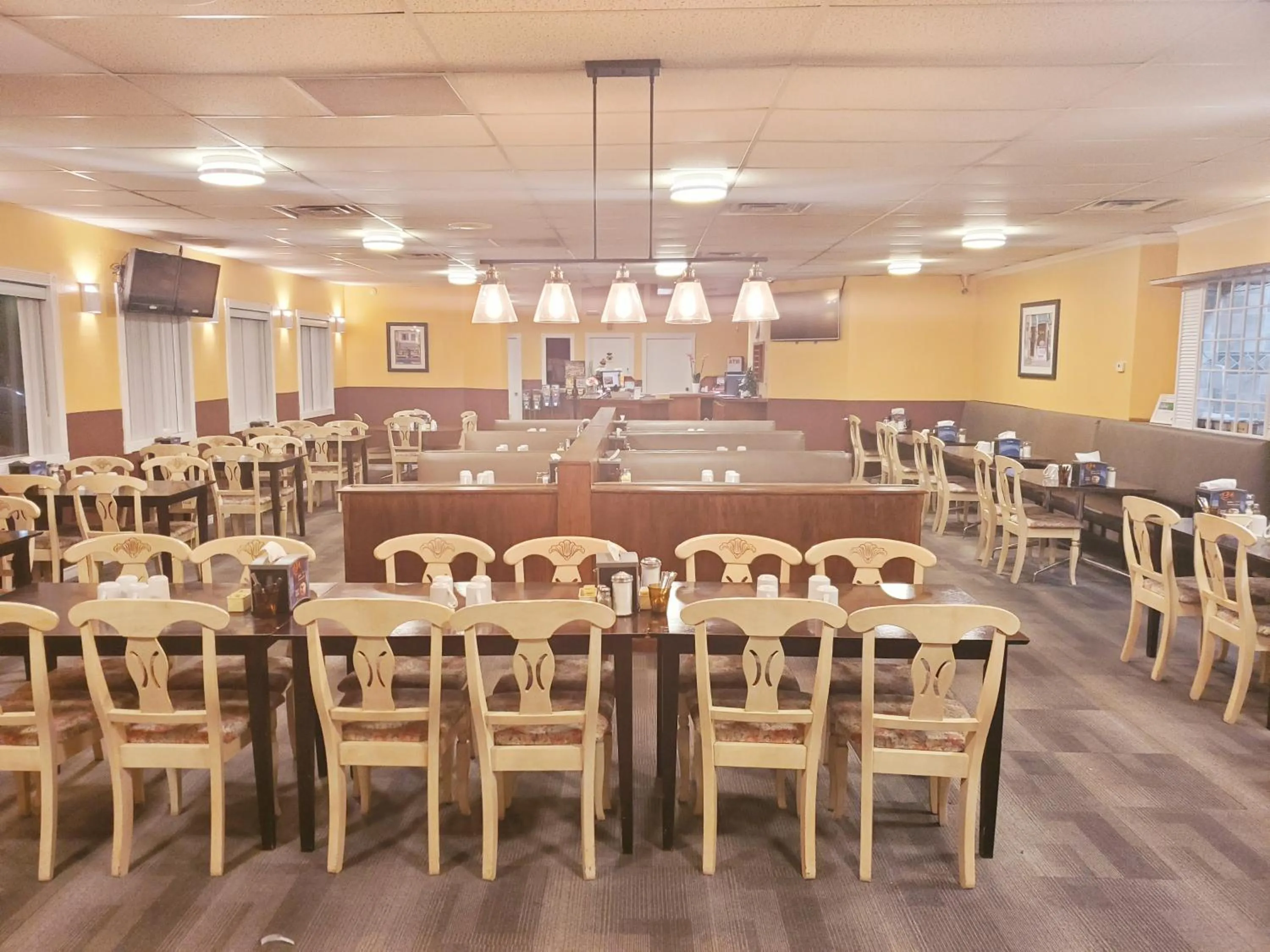 Restaurant/places to eat in Moosomin Country Squire Inn