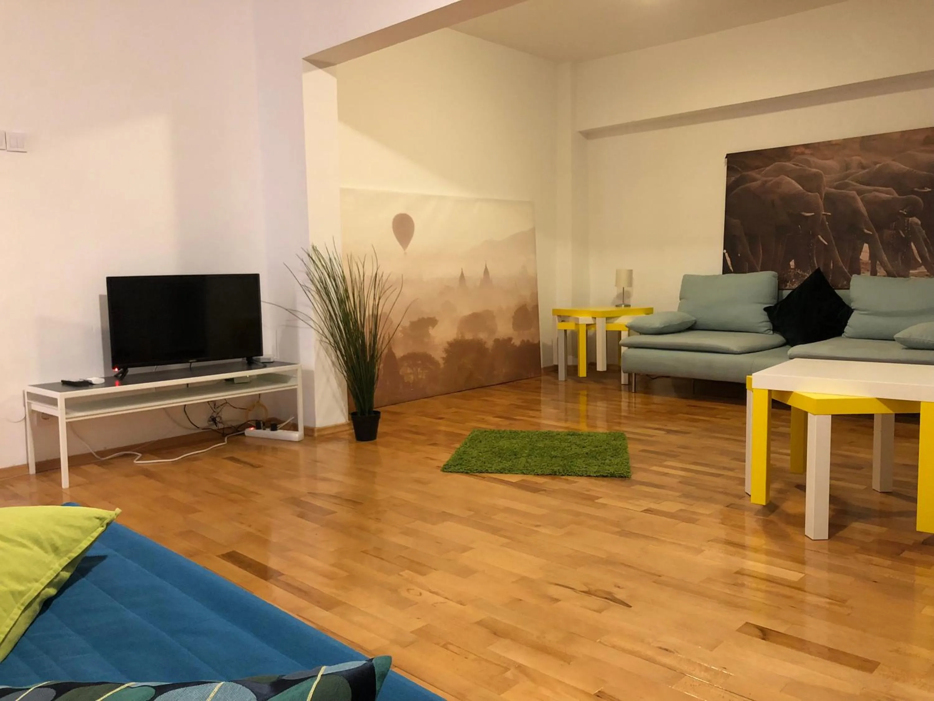 Communal lounge/ TV room in HATS by green apartments