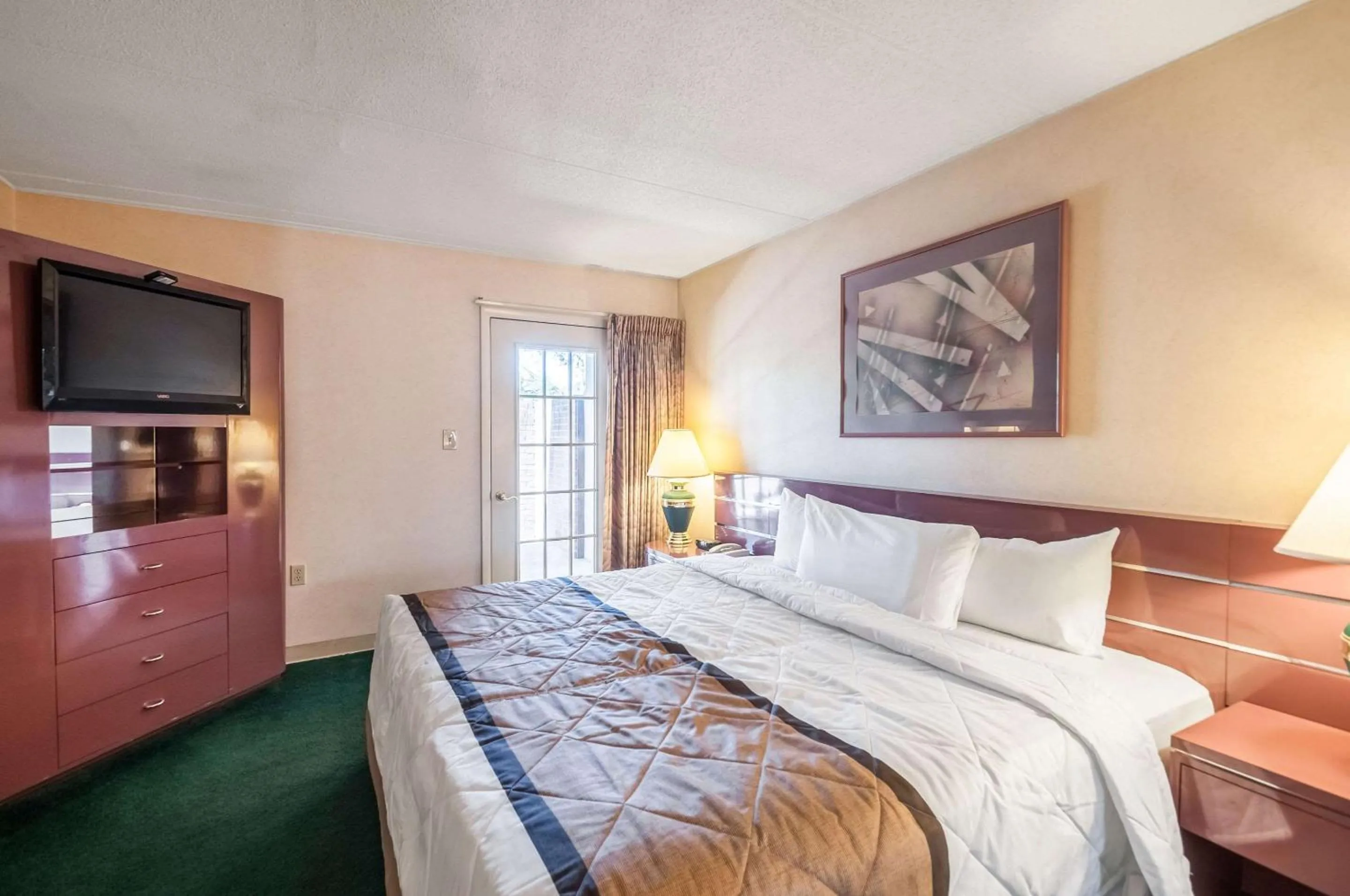 Photo of the whole room, Bed in Rodeway Inn & Suites Charles Town