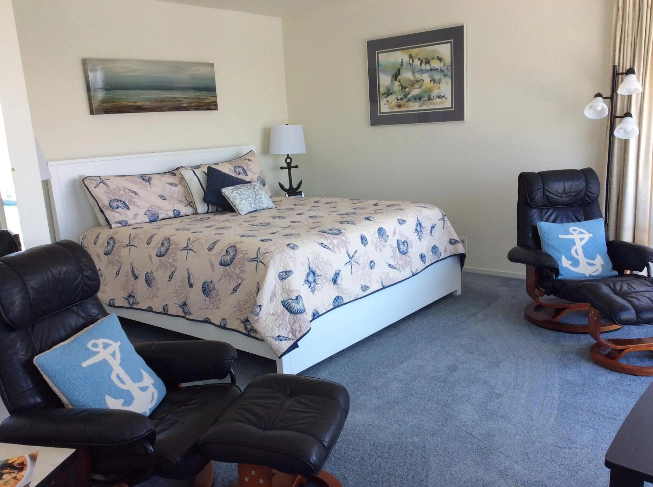 Photo of the whole room, Bed in Gray's Inn & Gallery