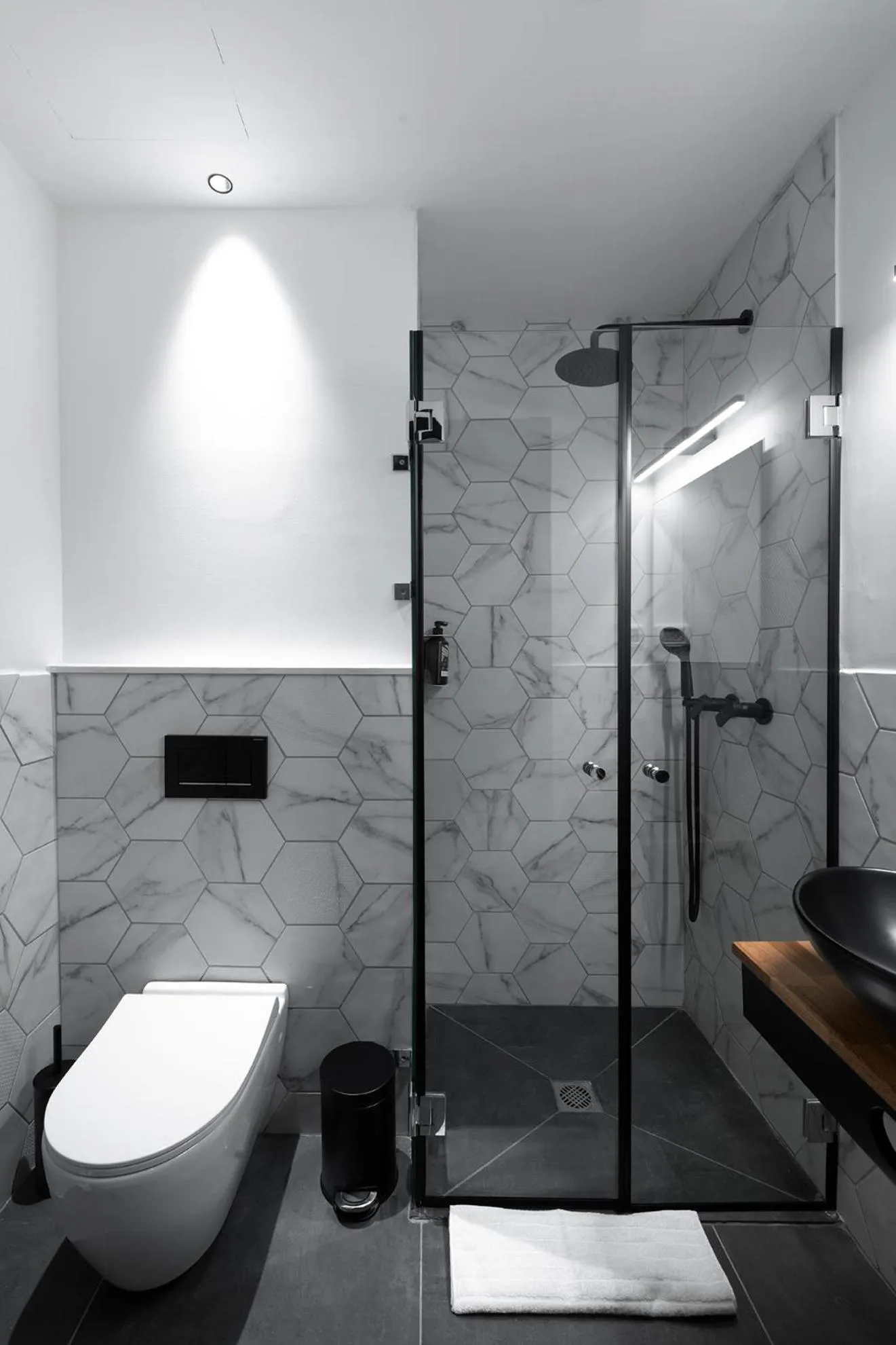 Shower in ISLA Tel Aviv