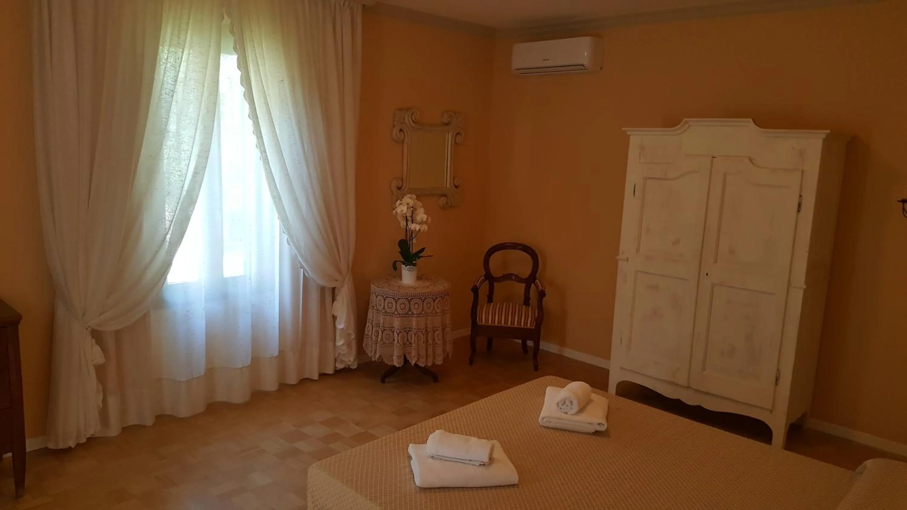 Bed in B&B Villa Fiorini