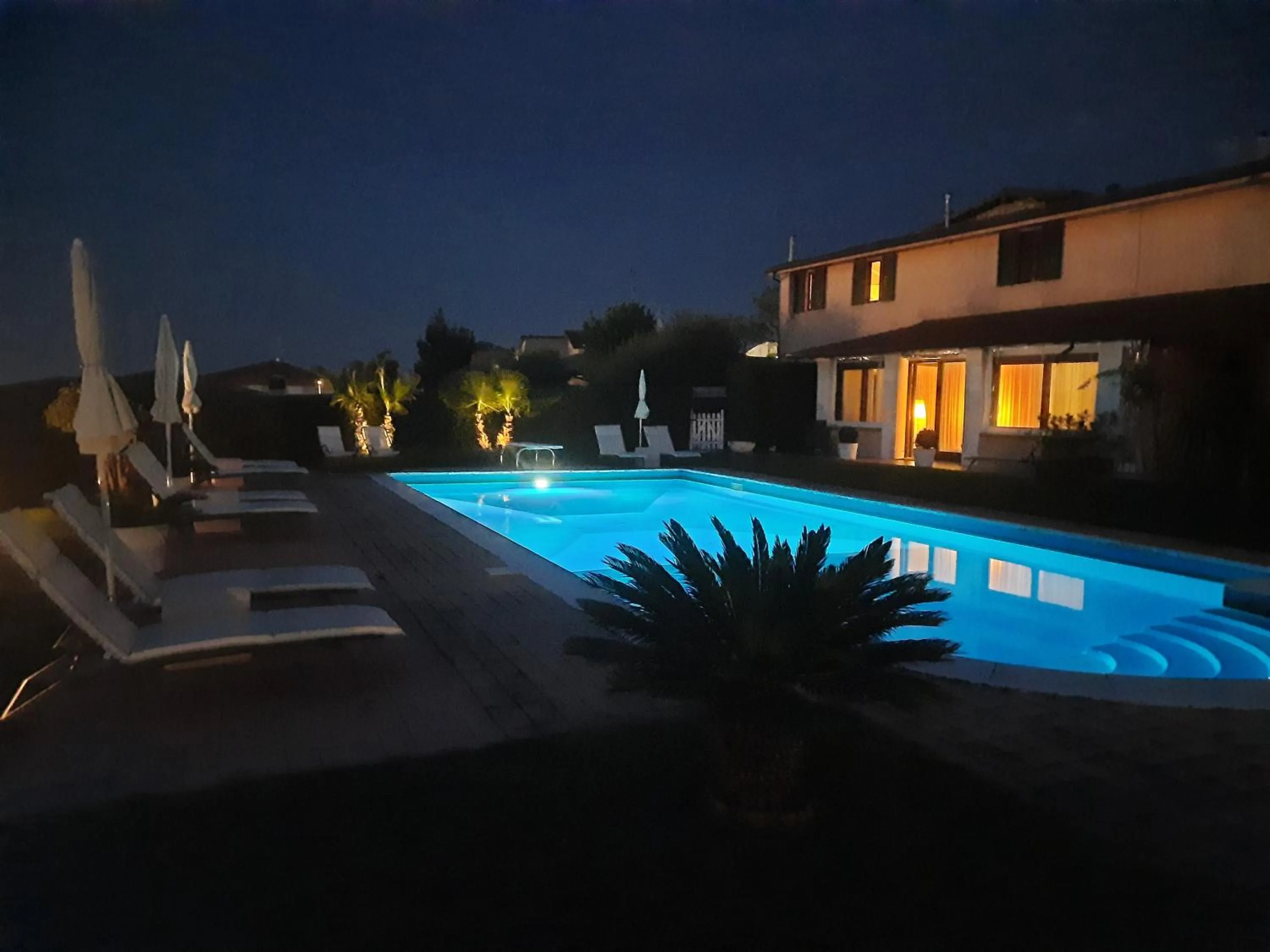 Pool view in B&B Villa Fiorini