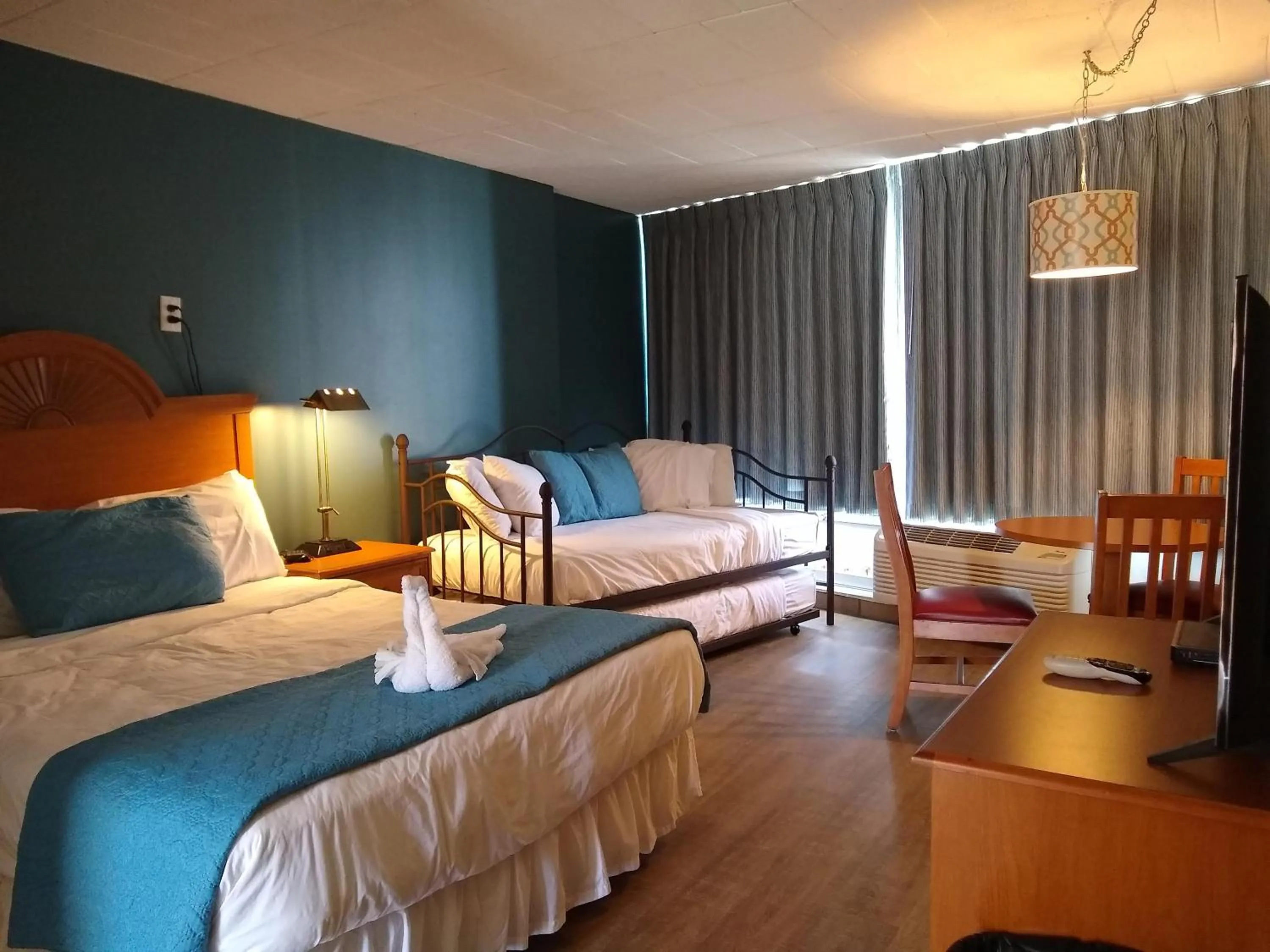 Bed in Charlroy Motel