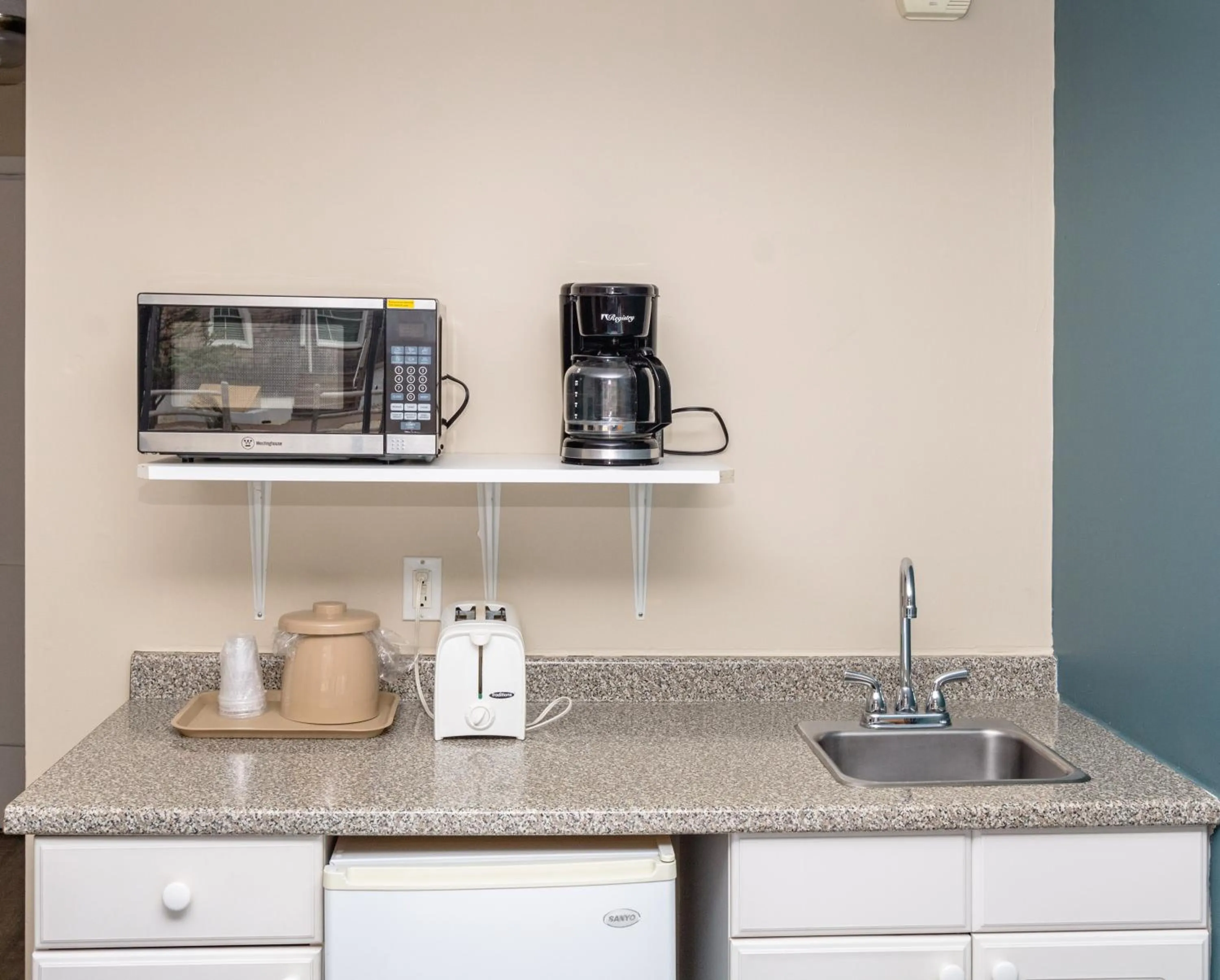 Kitchen or kitchenette in Charlroy Motel