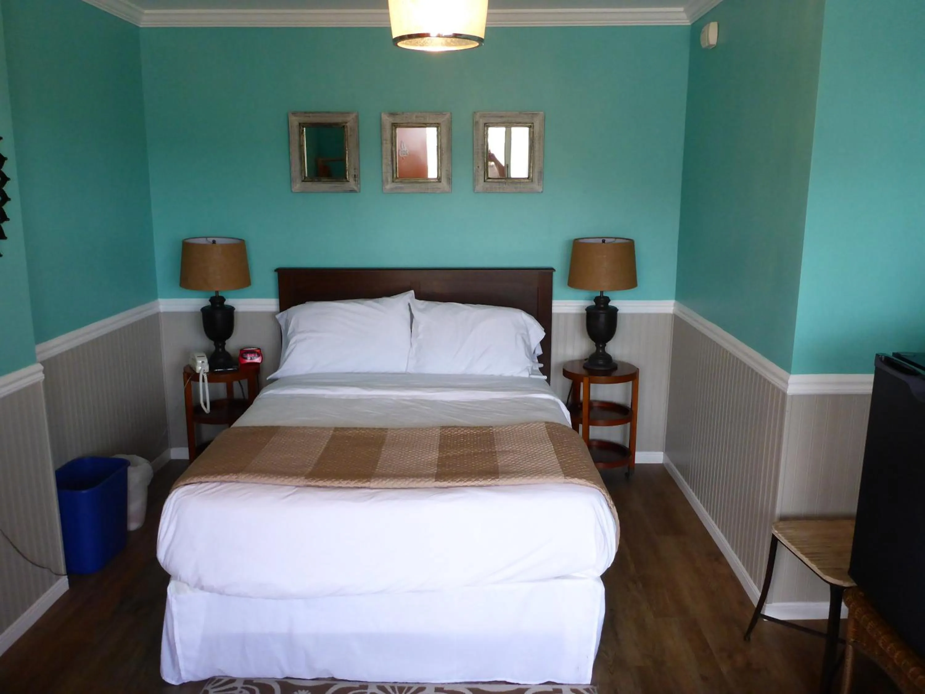 Bedroom in Charlroy Motel