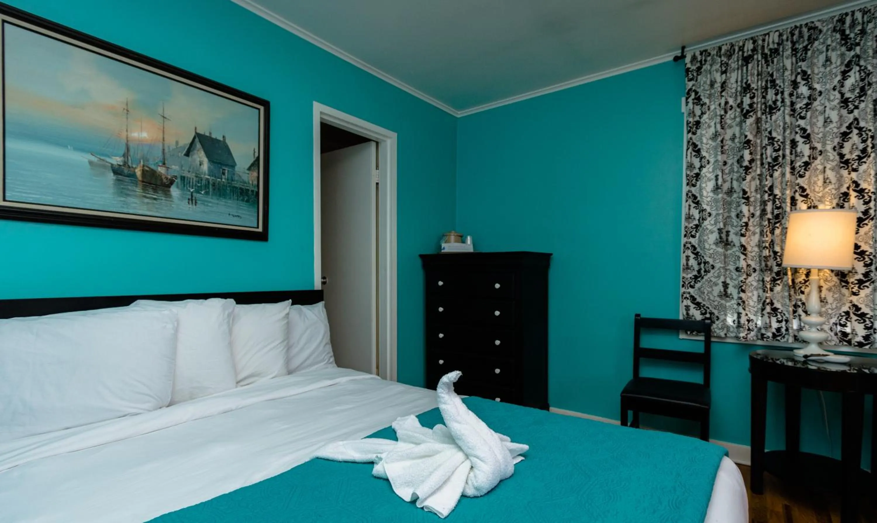 Photo of the whole room in Charlroy Motel