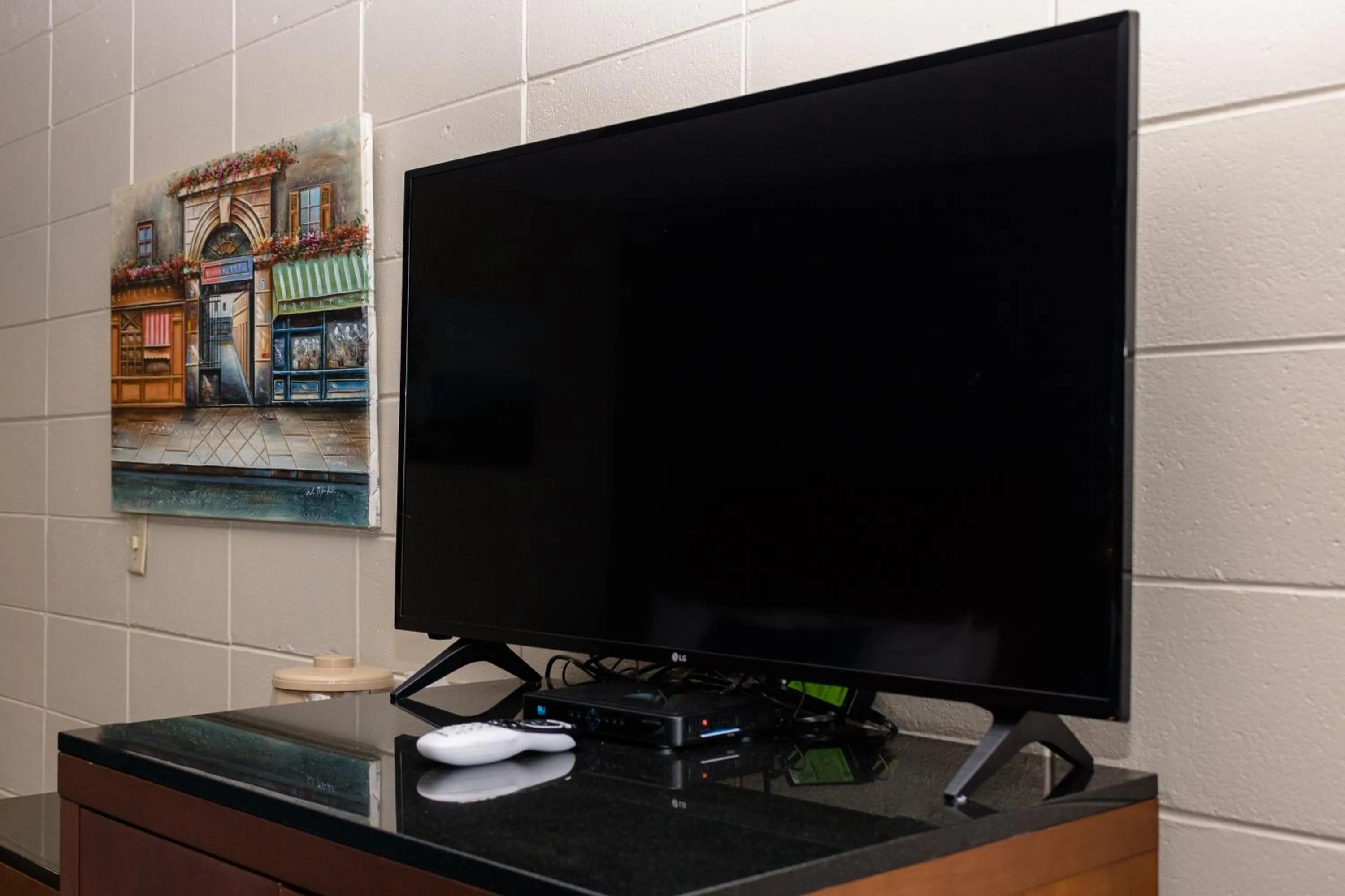 TV and multimedia in Charlroy Motel