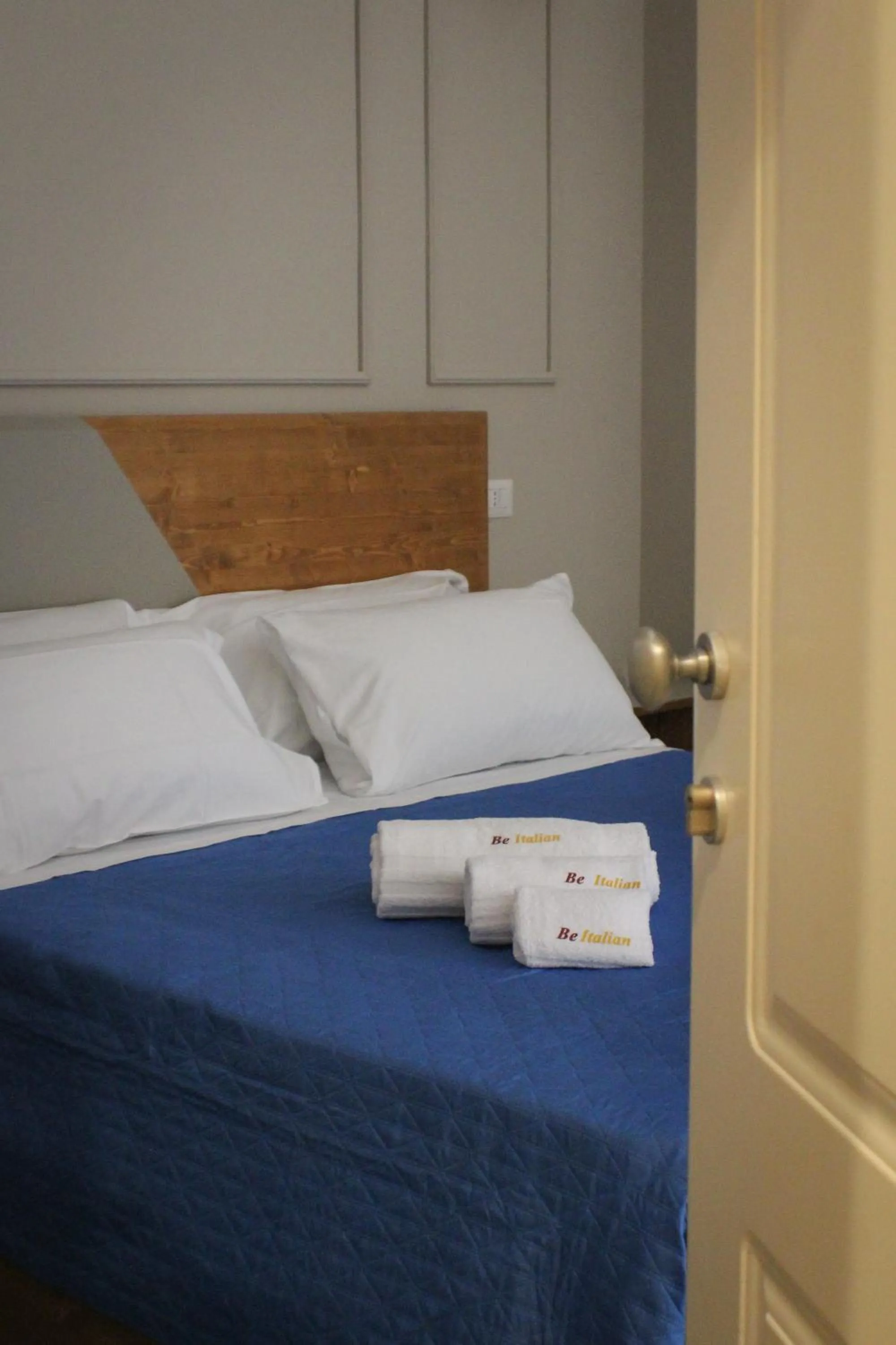 Bed in Be Italian Flat Piazza Bovio 22