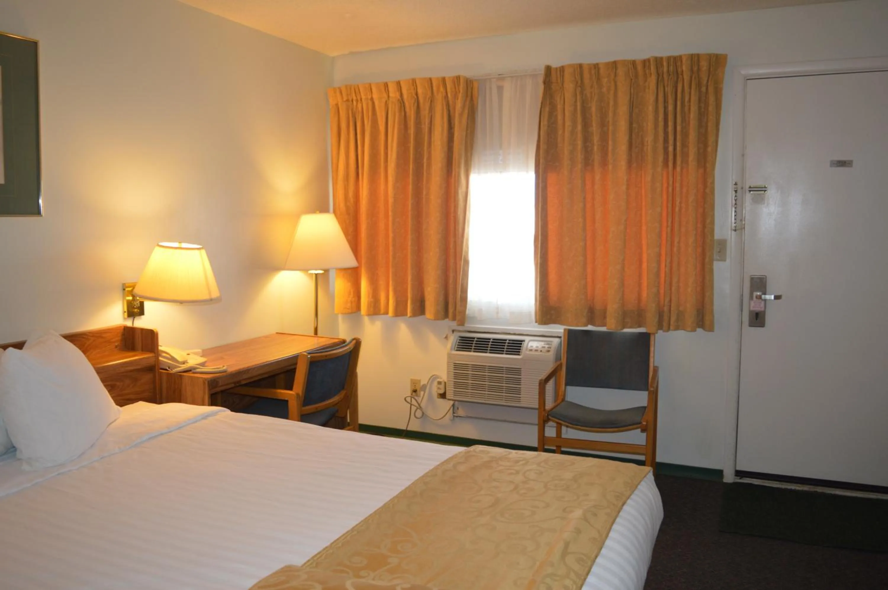 Photo of the whole room, Bed in Circle 5 Motel