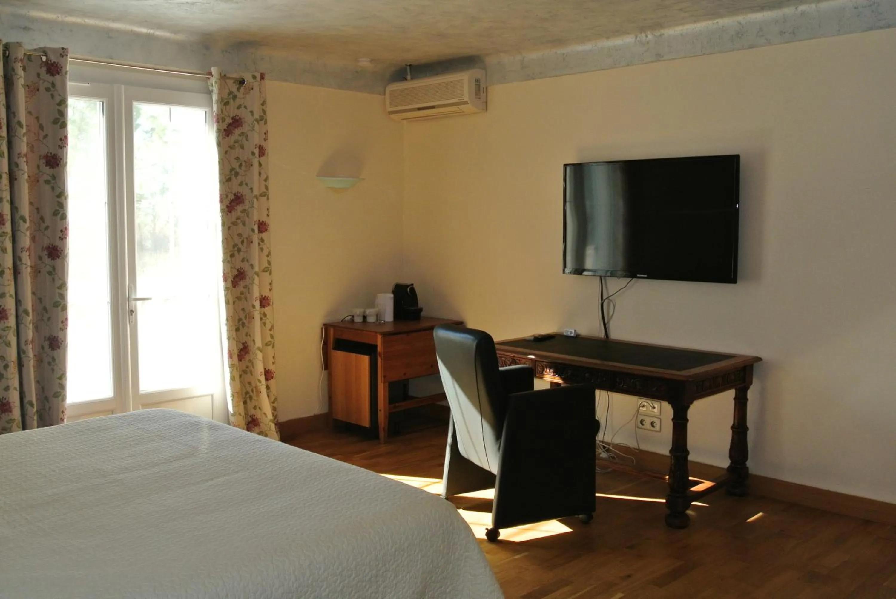 TV and multimedia, Bed in Grand Tamaris Hosting