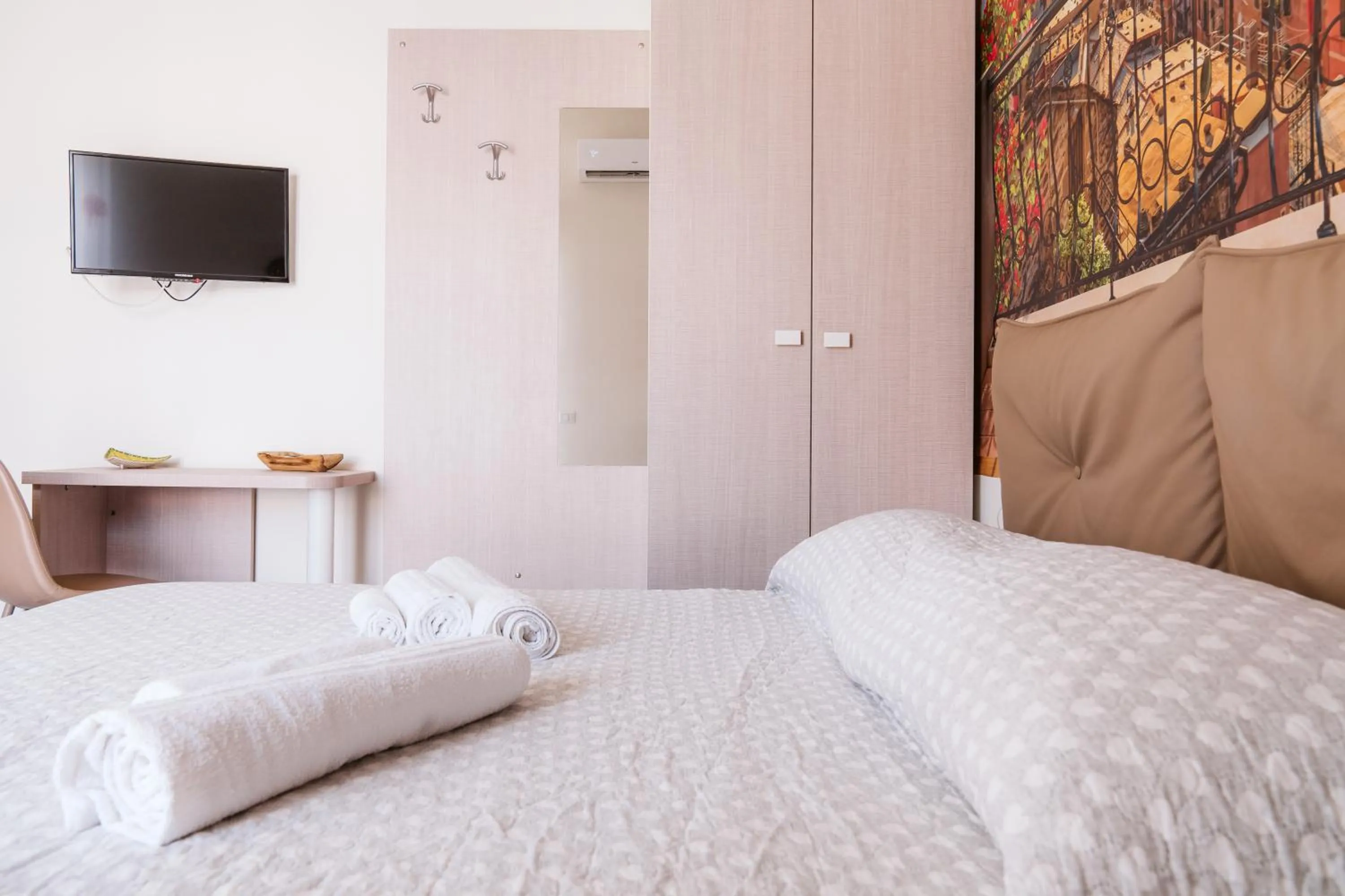 Bed in Pandora Rooms - Pompei - Central Pompeii Near the Ruins