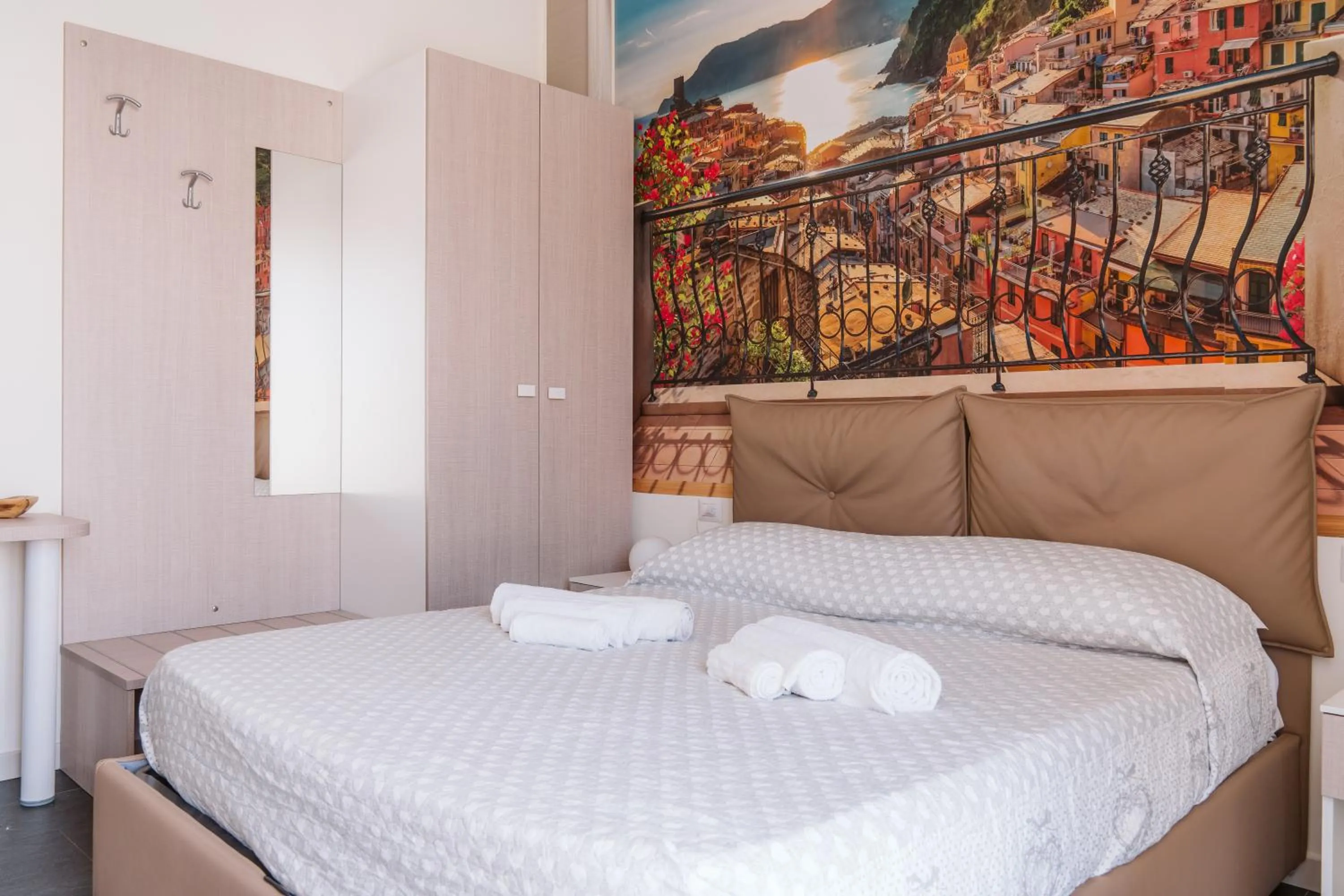 Bed in Pandora Rooms - Pompei - Central Pompeii Near the Ruins