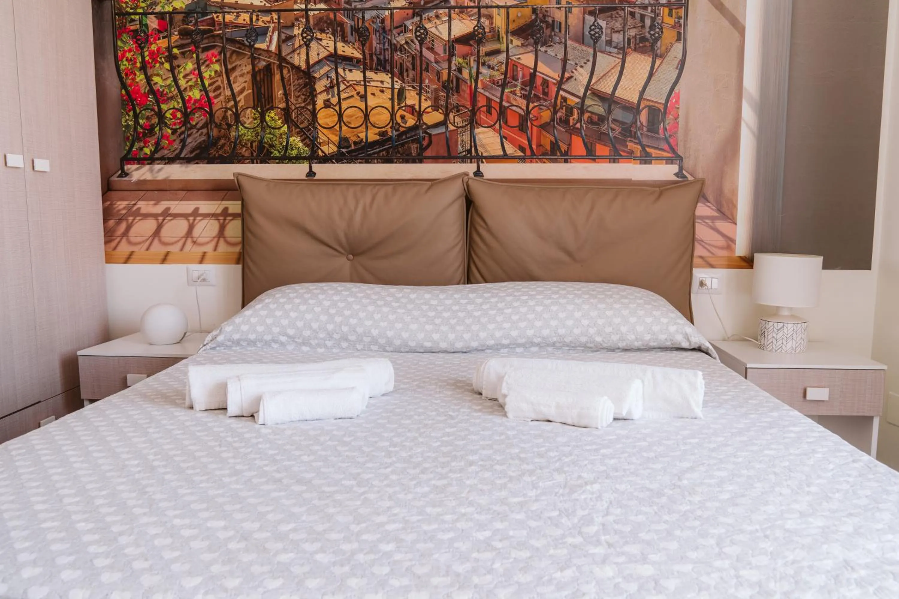 Bed in Pandora Rooms - Pompei - Central Pompeii Near the Ruins