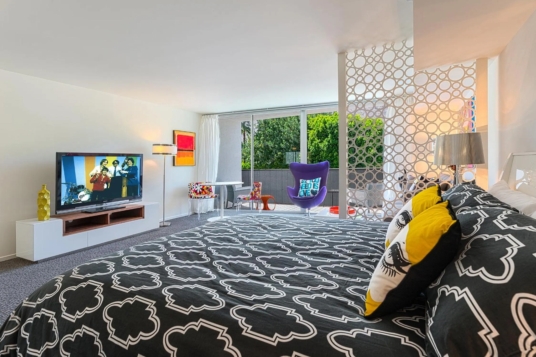 Photo of the whole room, Bed in The Twist Palm Springs