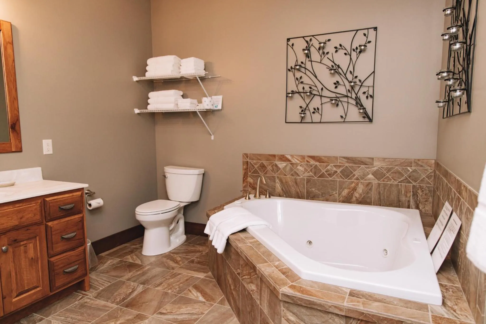 Sojourner's Lodge & Log Cabin Suites