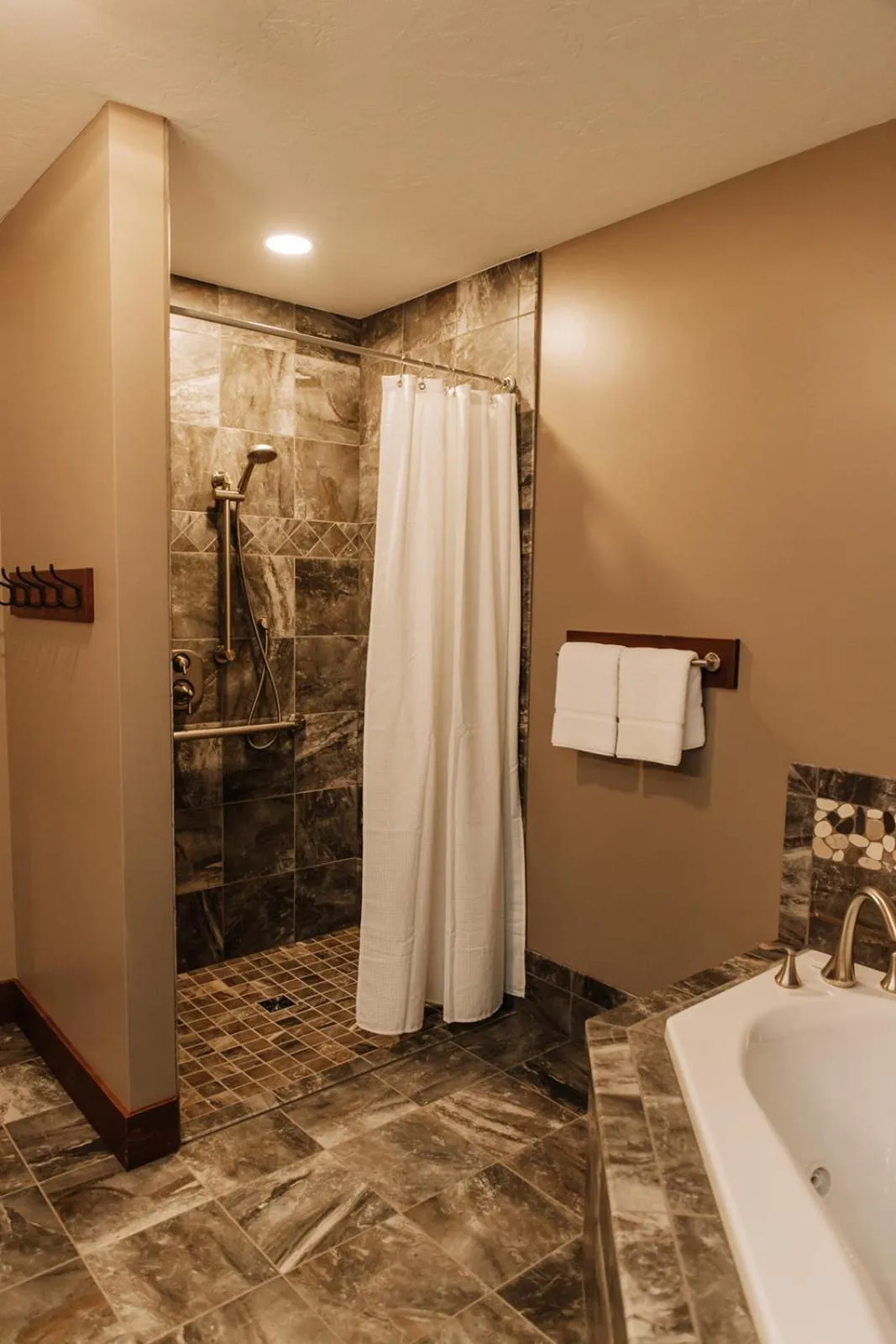 Sojourner's Lodge & Log Cabin Suites