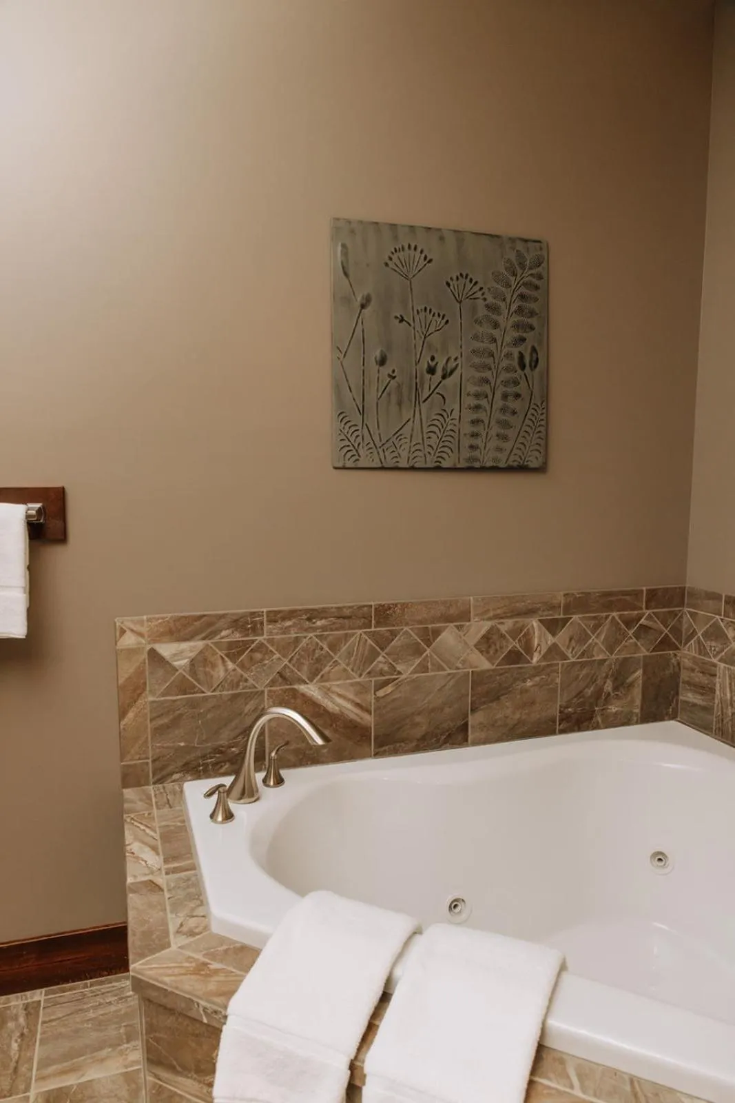 Sojourner's Lodge & Log Cabin Suites