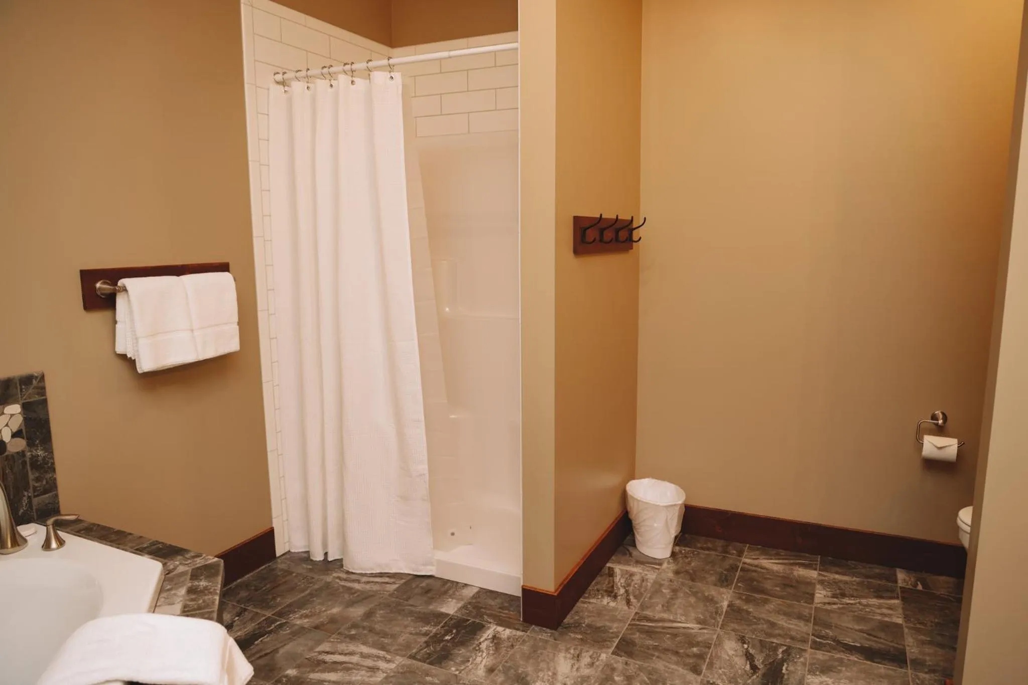 Sojourner's Lodge & Log Cabin Suites