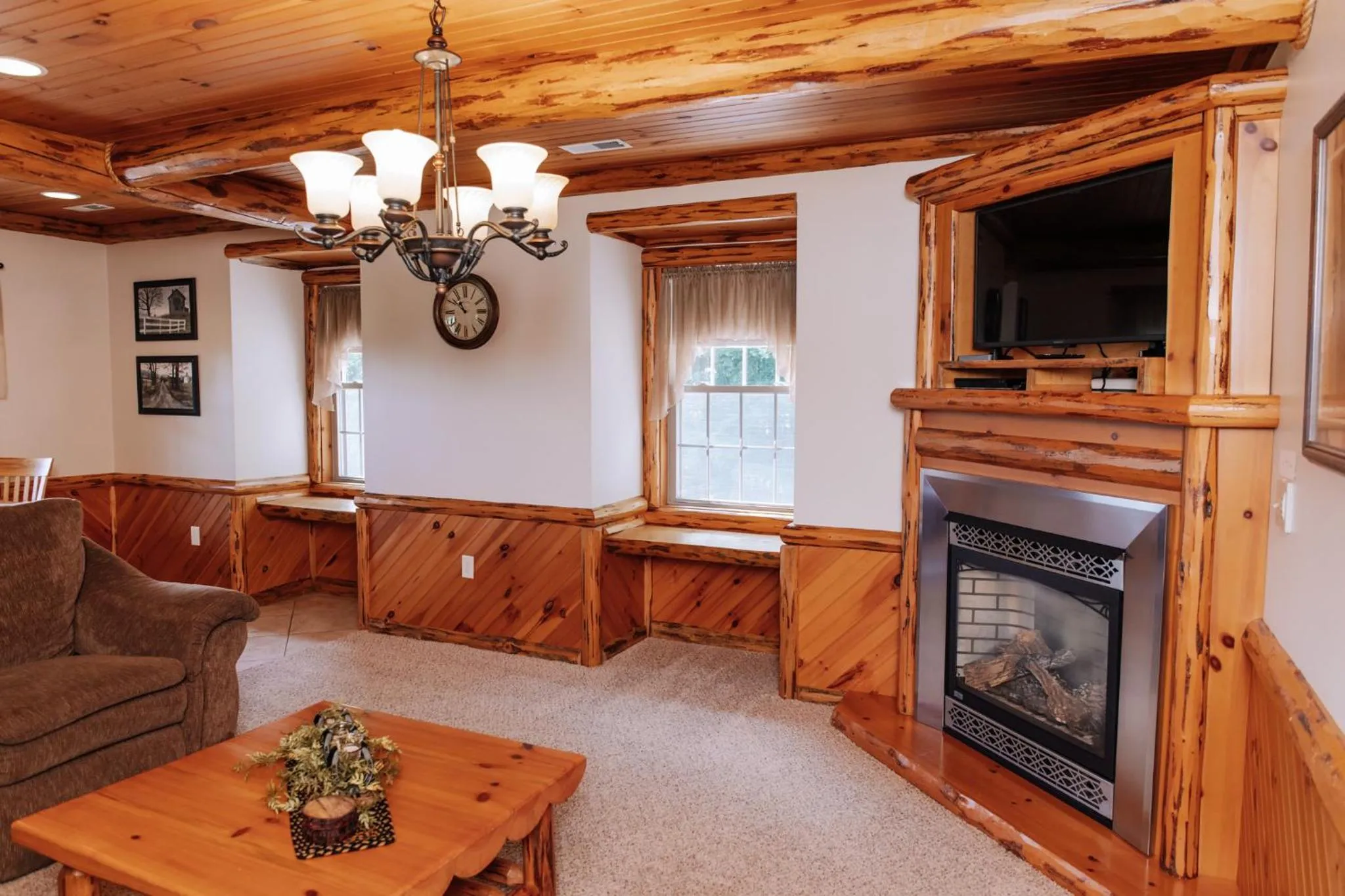 Sojourner's Lodge & Log Cabin Suites