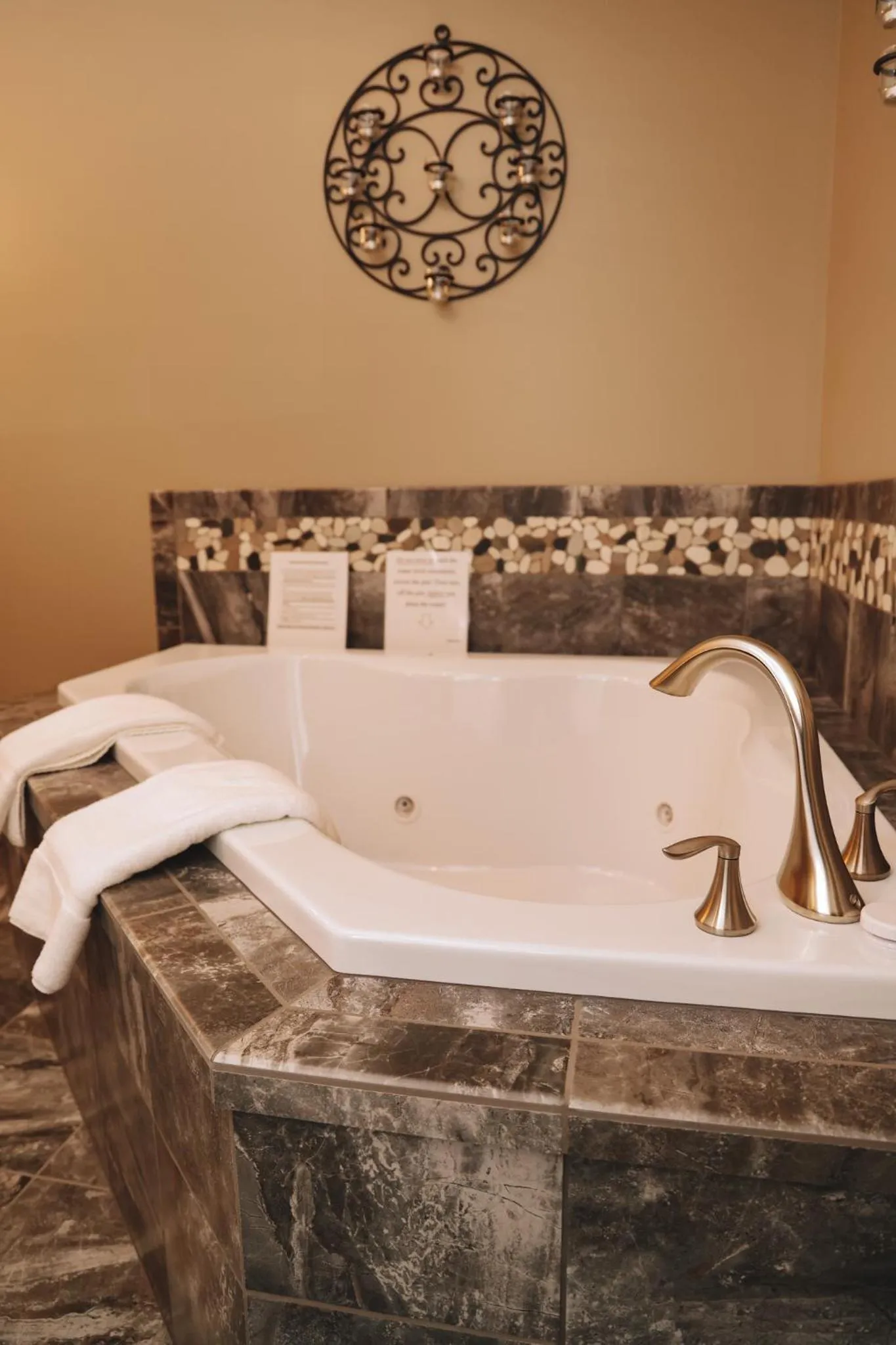 Sojourner's Lodge & Log Cabin Suites