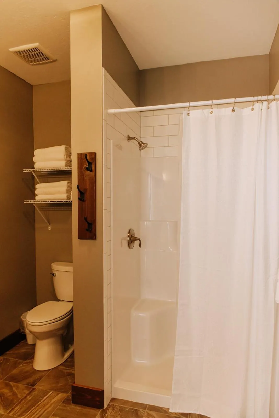 Sojourner's Lodge & Log Cabin Suites