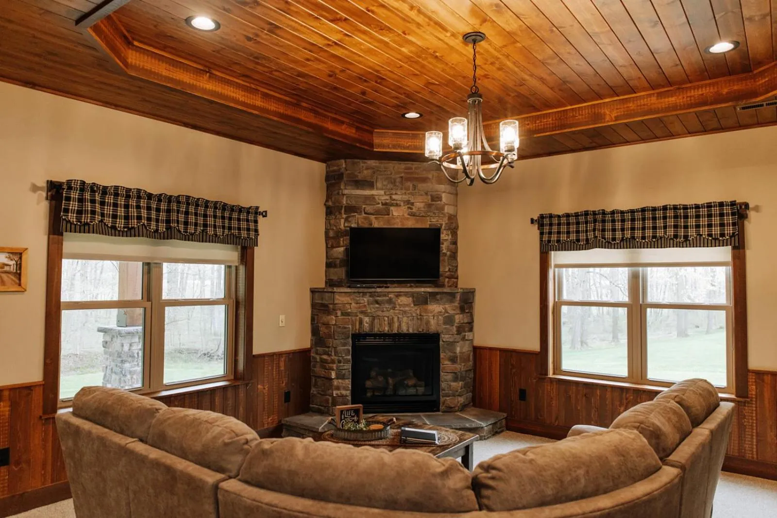 Sojourner's Lodge & Log Cabin Suites