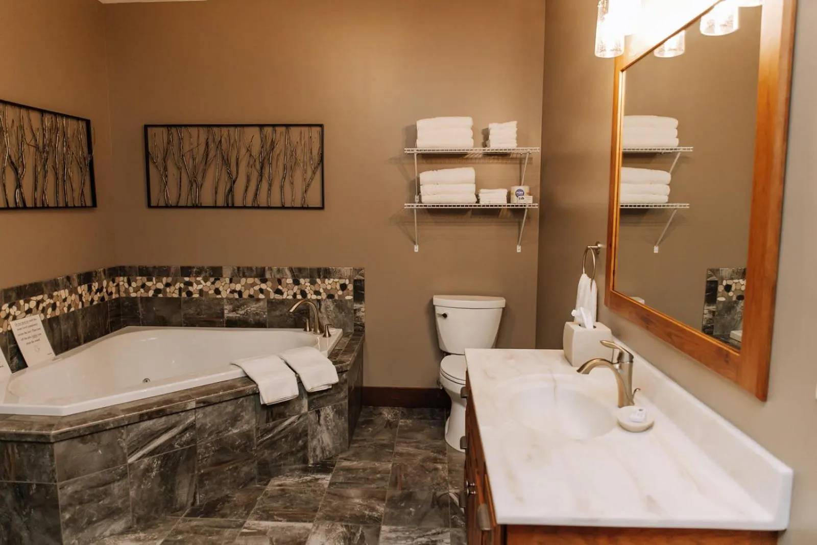 Sojourner's Lodge & Log Cabin Suites