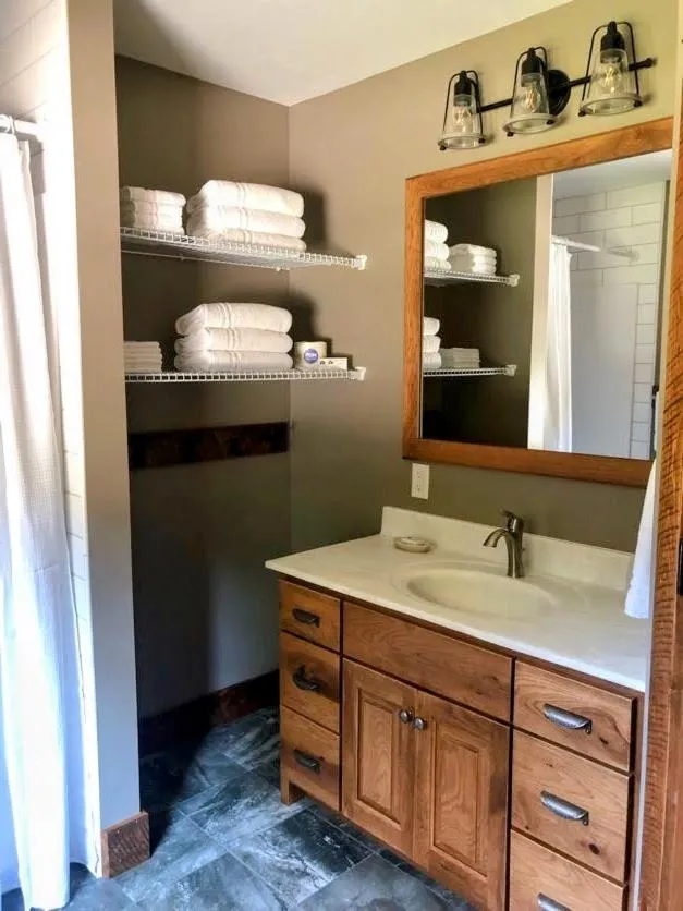 Sojourner's Lodge & Log Cabin Suites