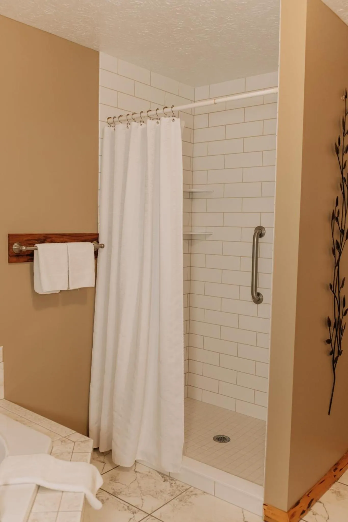 Sojourner's Lodge & Log Cabin Suites