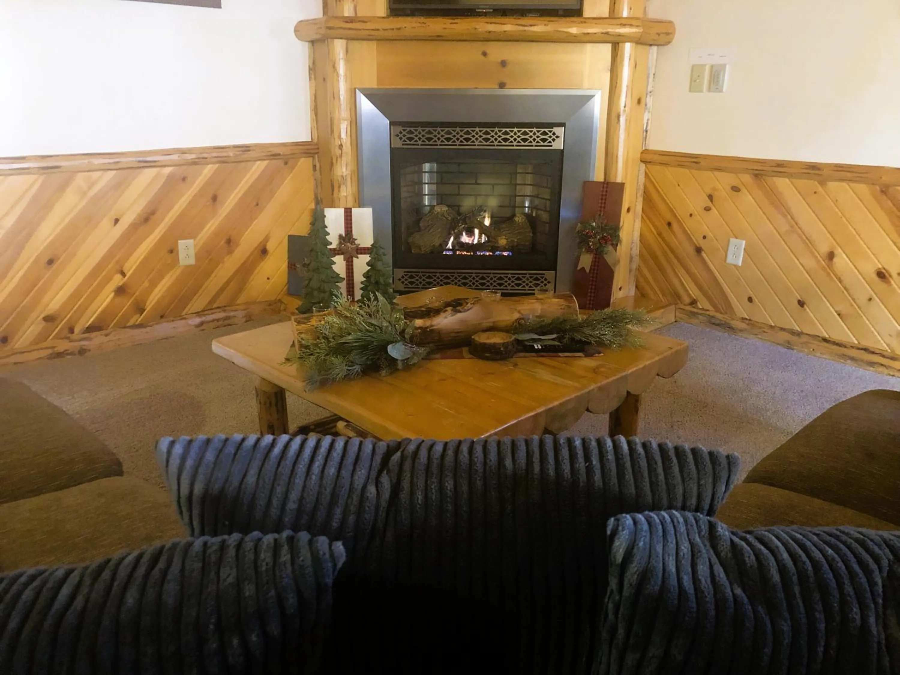 Sojourner's Lodge & Log Cabin Suites