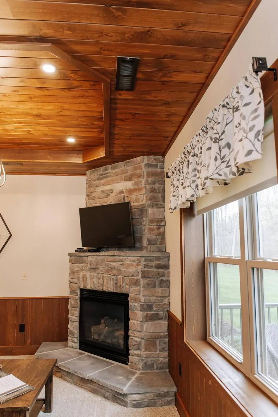 Sojourner's Lodge & Log Cabin Suites