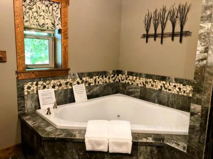 Sojourner's Lodge & Log Cabin Suites