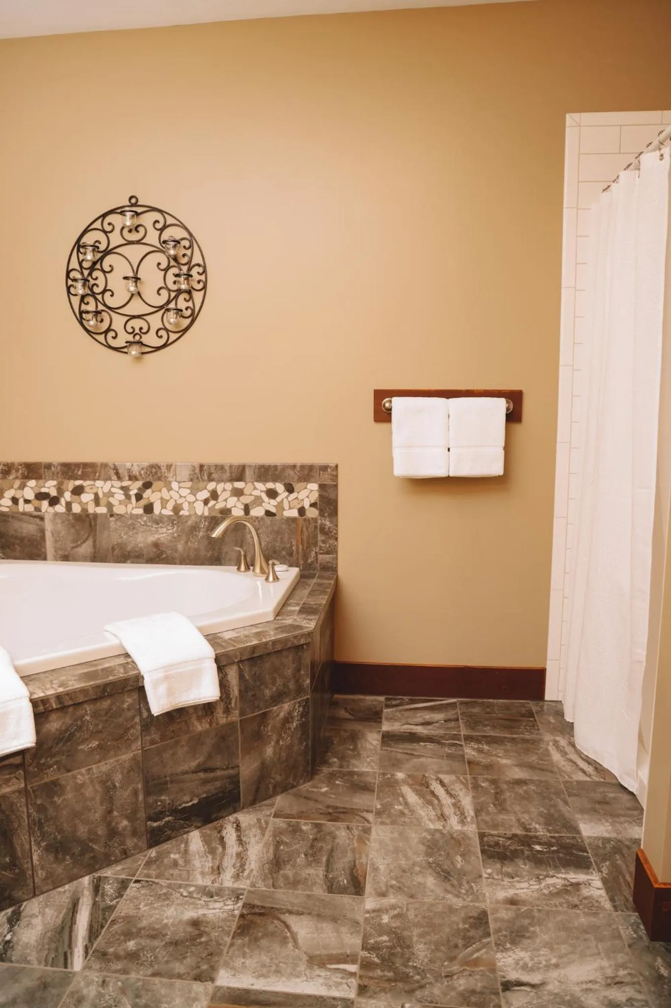 Sojourner's Lodge & Log Cabin Suites