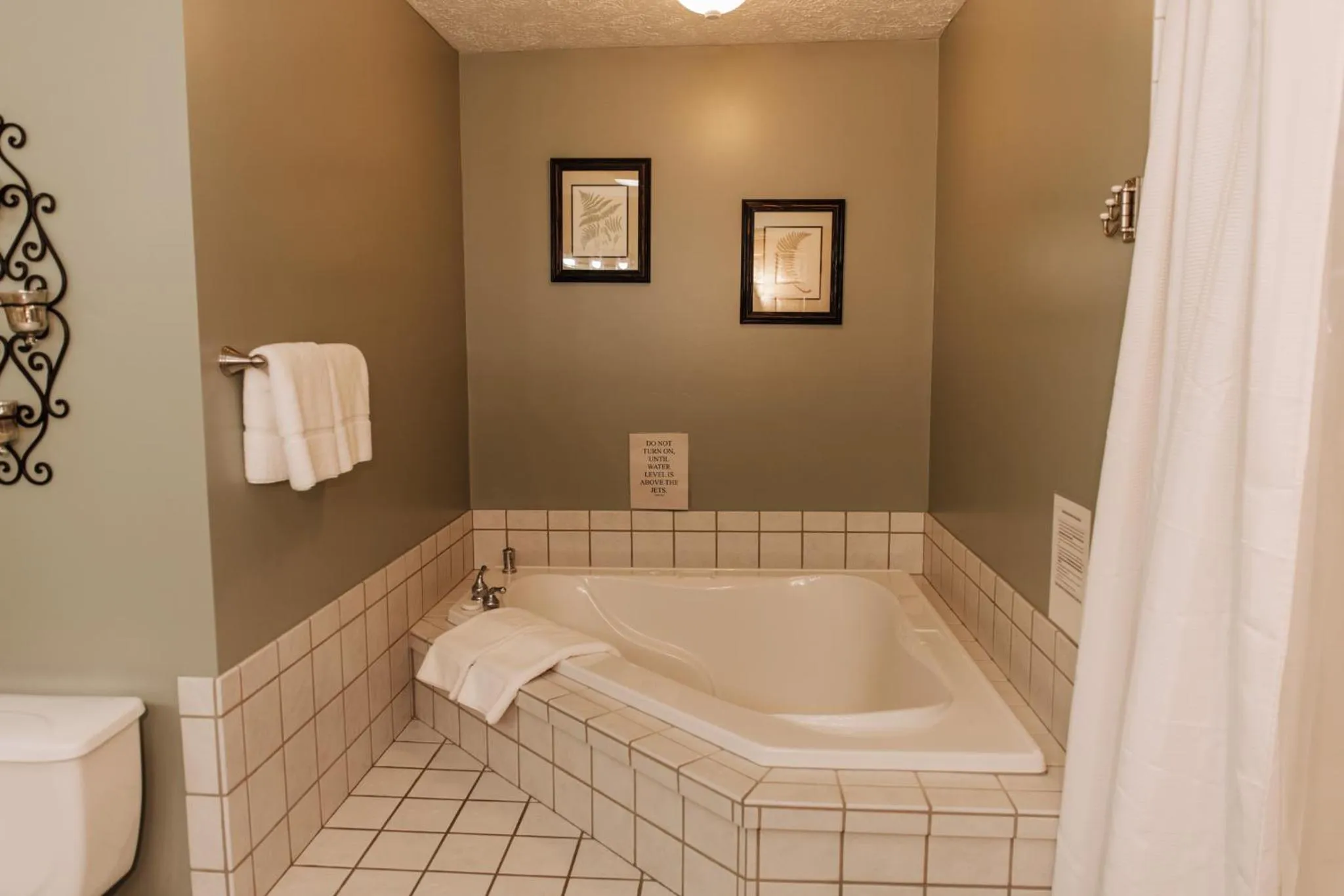 Sojourner's Lodge & Log Cabin Suites