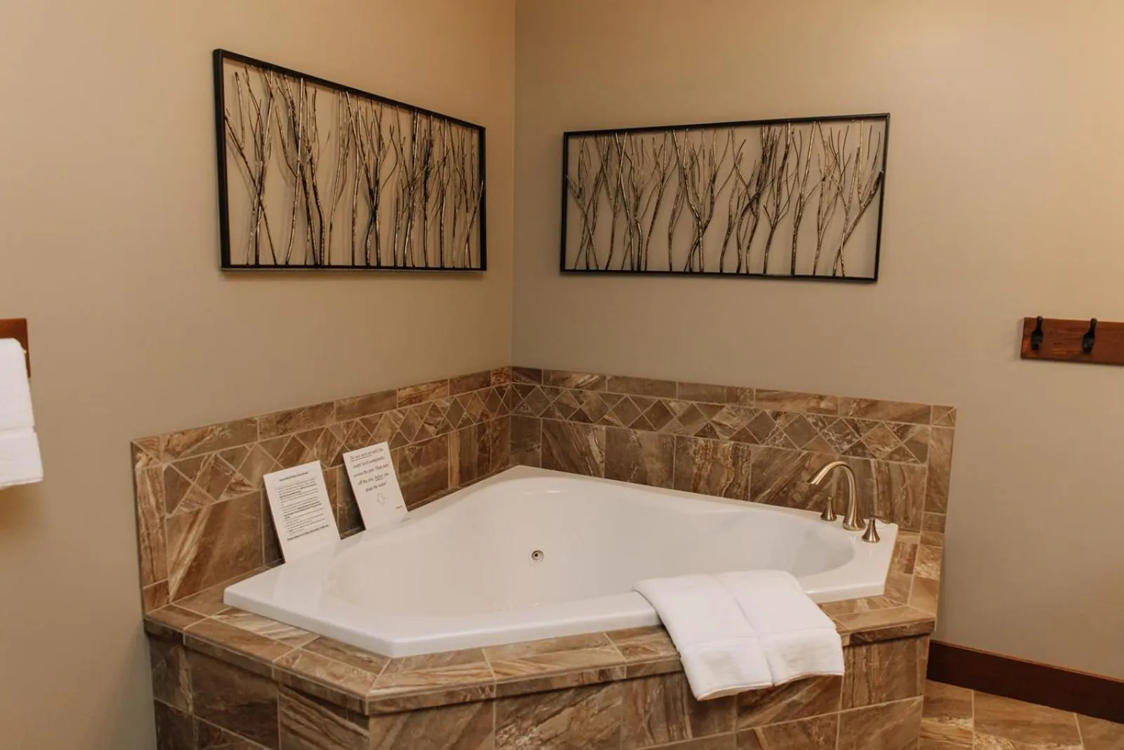 Sojourner's Lodge & Log Cabin Suites