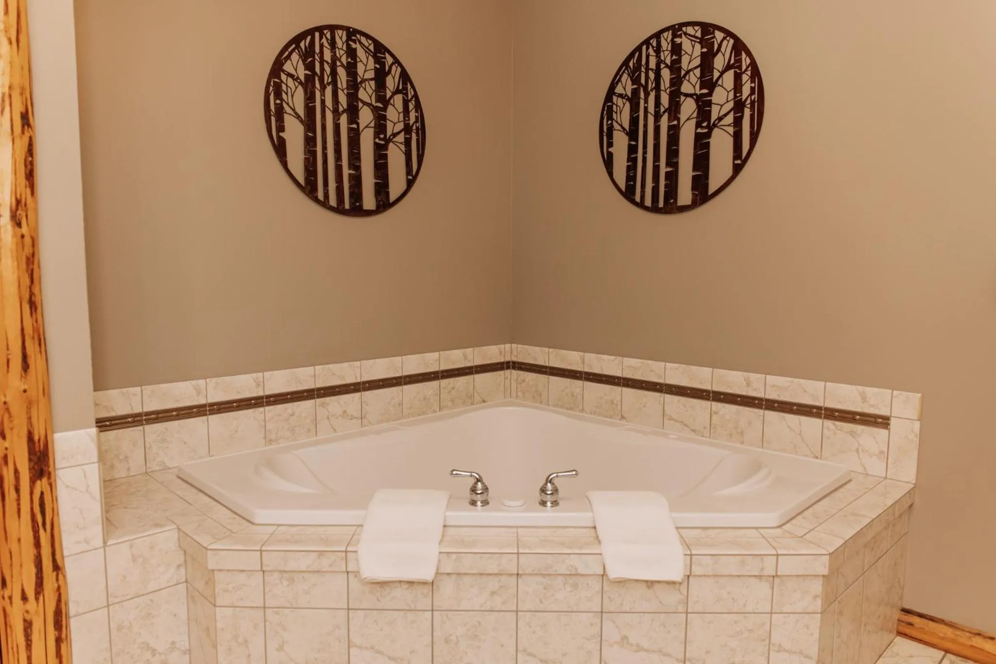 Sojourner's Lodge & Log Cabin Suites