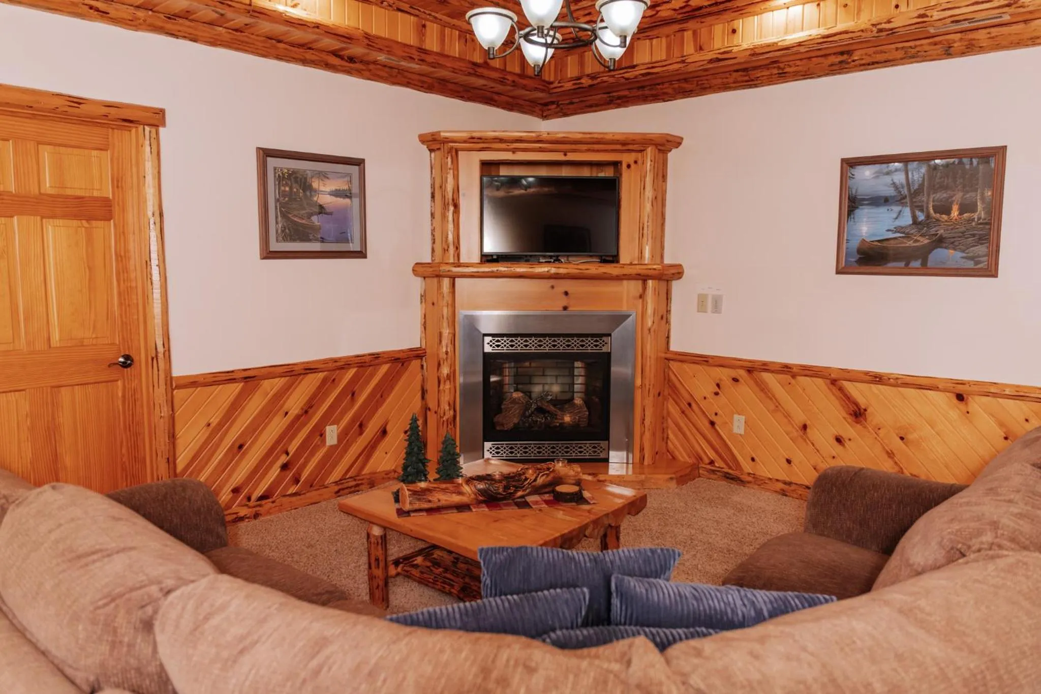 Sojourner's Lodge & Log Cabin Suites